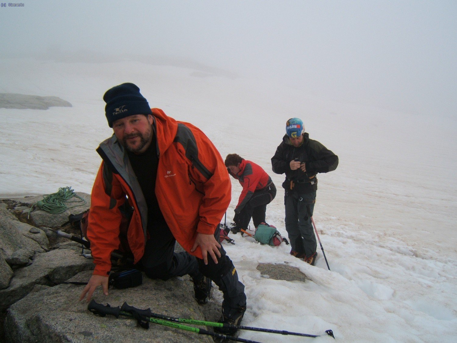 Pon&iacute;&eacute;ndonos los crampones. Del ib&oacute;n medio para arriba todo nieve, a ratos durita y resbalosa a esta hora temprana.