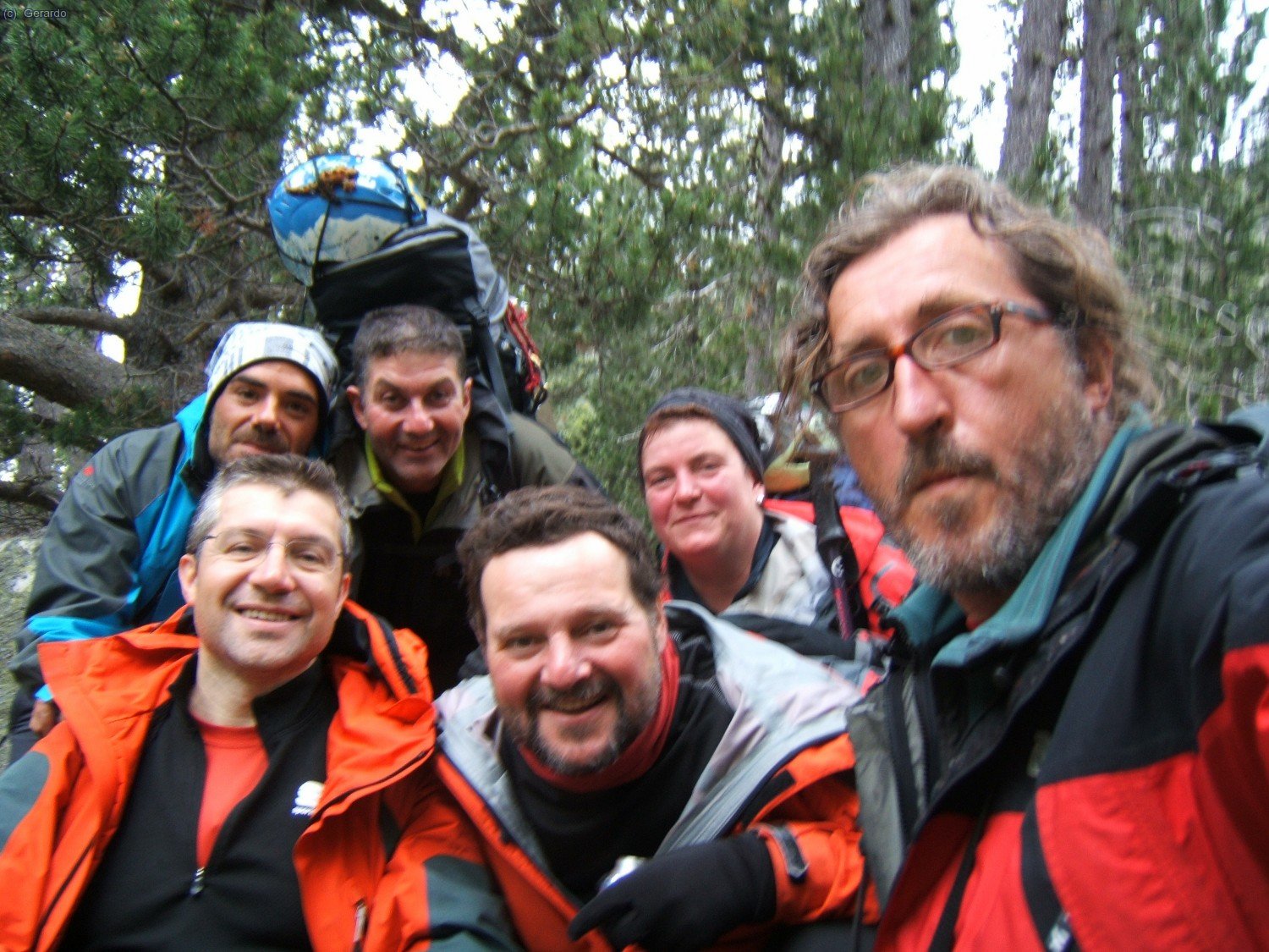 Una autofoto extra&ntilde;a con el grupo completo: al fondo David, Antonio y Rosa, y delante Rafa, Pep y el menda. Una actividad chula con los amigos del Club Alp&iacute; Baix Llobregat, a pesar de los pesares.