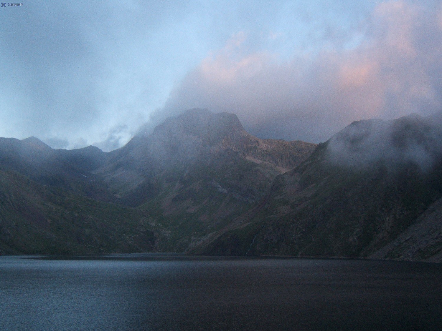 Al arrancar desde la presa de Llauset, con el monte un poco avergonzado por esta foto tan tempranera...