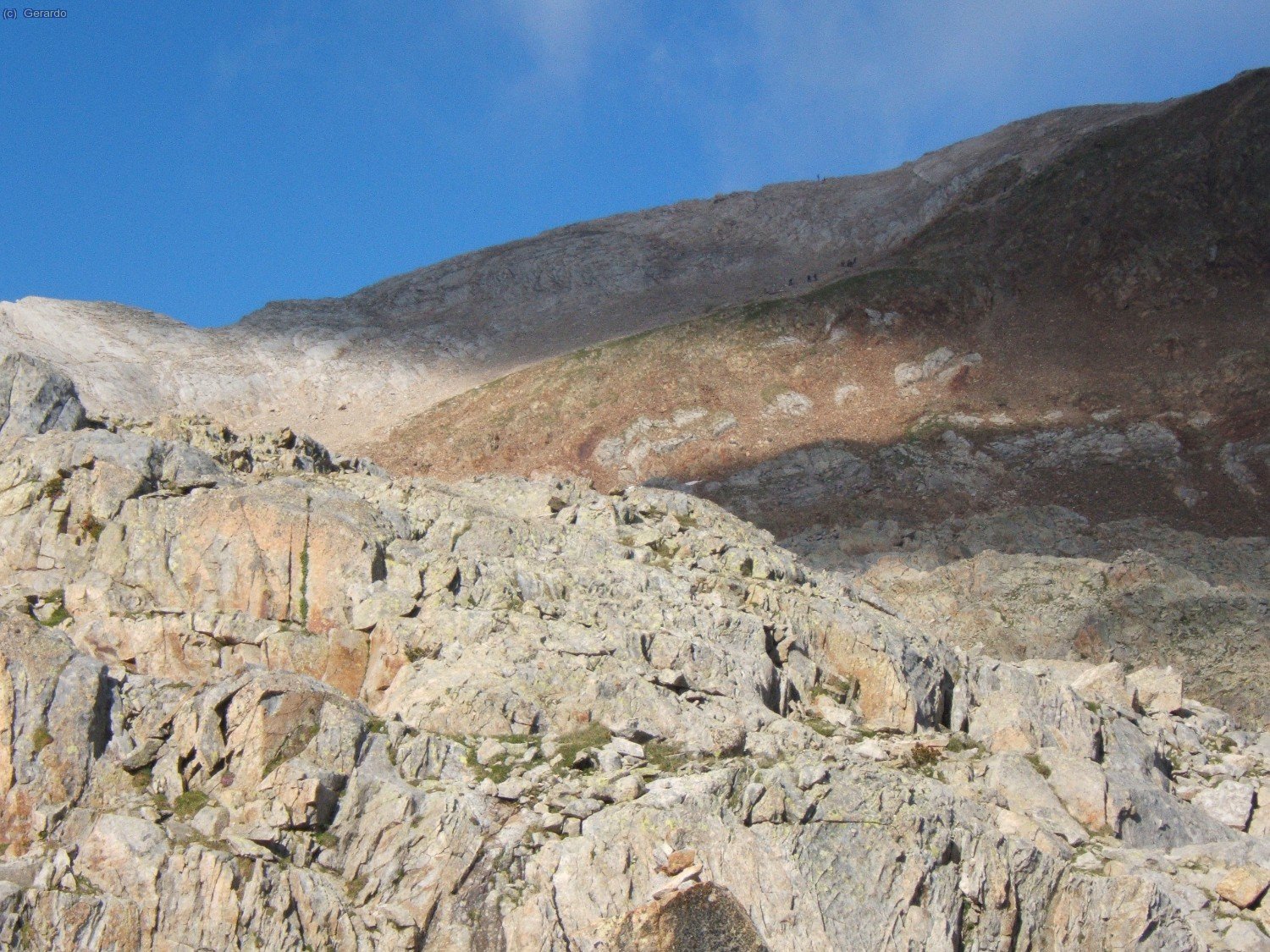 ...y aqu&iacute; en detalle, donde se aprecia un grupo numeroso que nos precede.... monta&ntilde;a en julio, compa&ntilde;&iacute;a asegurada...