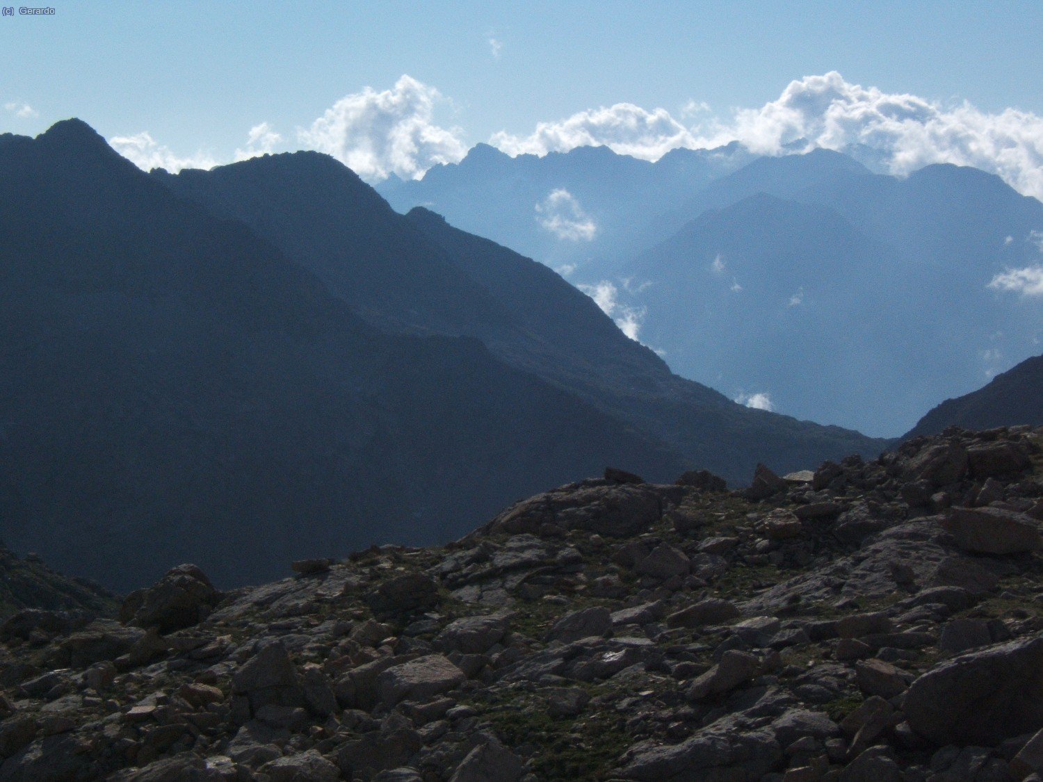 Hacia el este, toda la cresta de los Bisiberris.