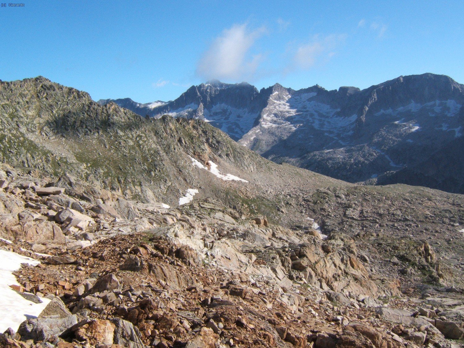 Hacia Aneto, visto desde la cabecera de este valle, al pie de la cresta cimera. De izquierda a derecha, se ve desde el Pico Maldito hasta el Russell...