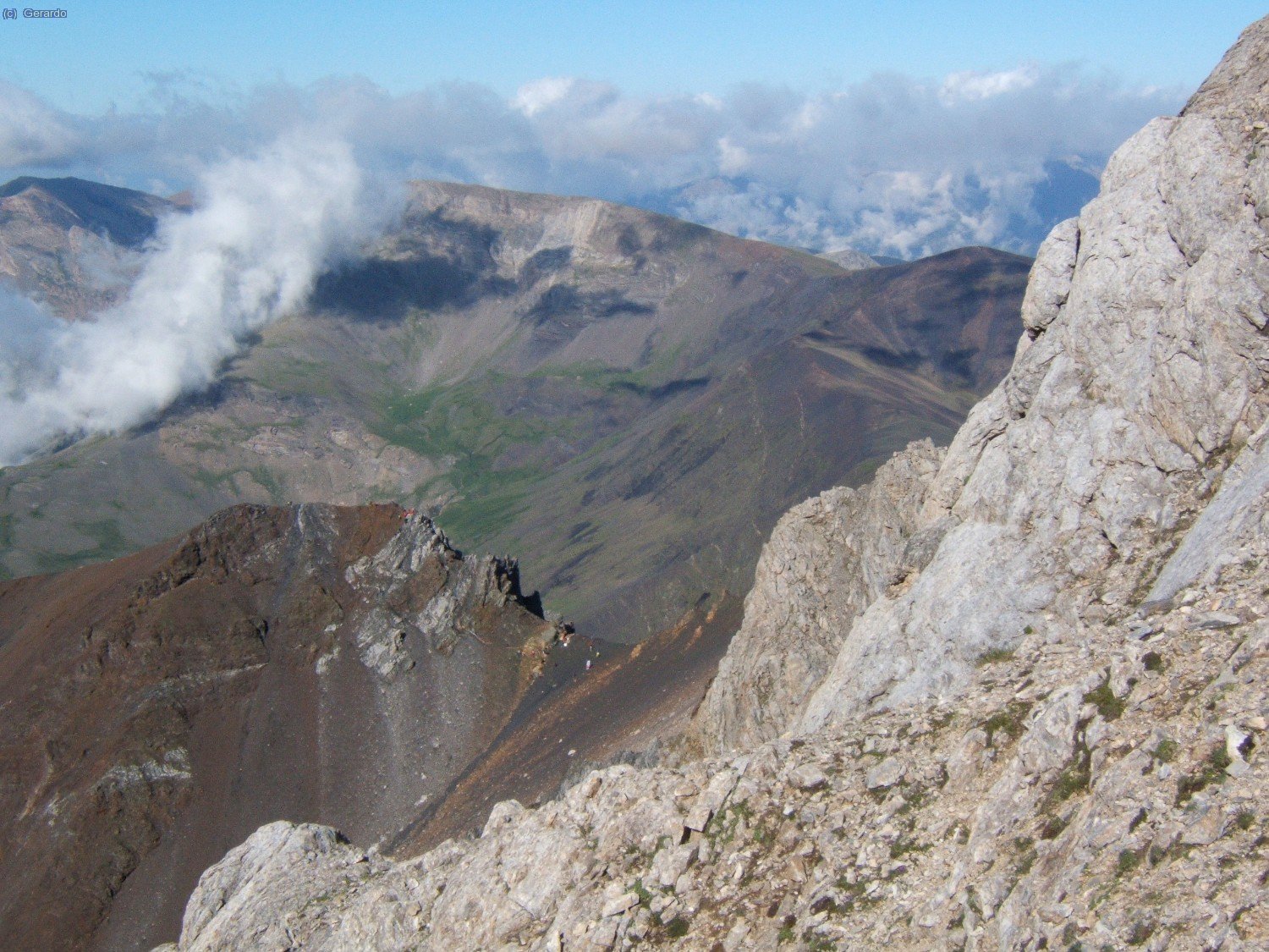 En el centro, en bajo, el Coll de Llauset, por el que bajaremos y donde coincidiremos con la marat&oacute;n de los Skygames.