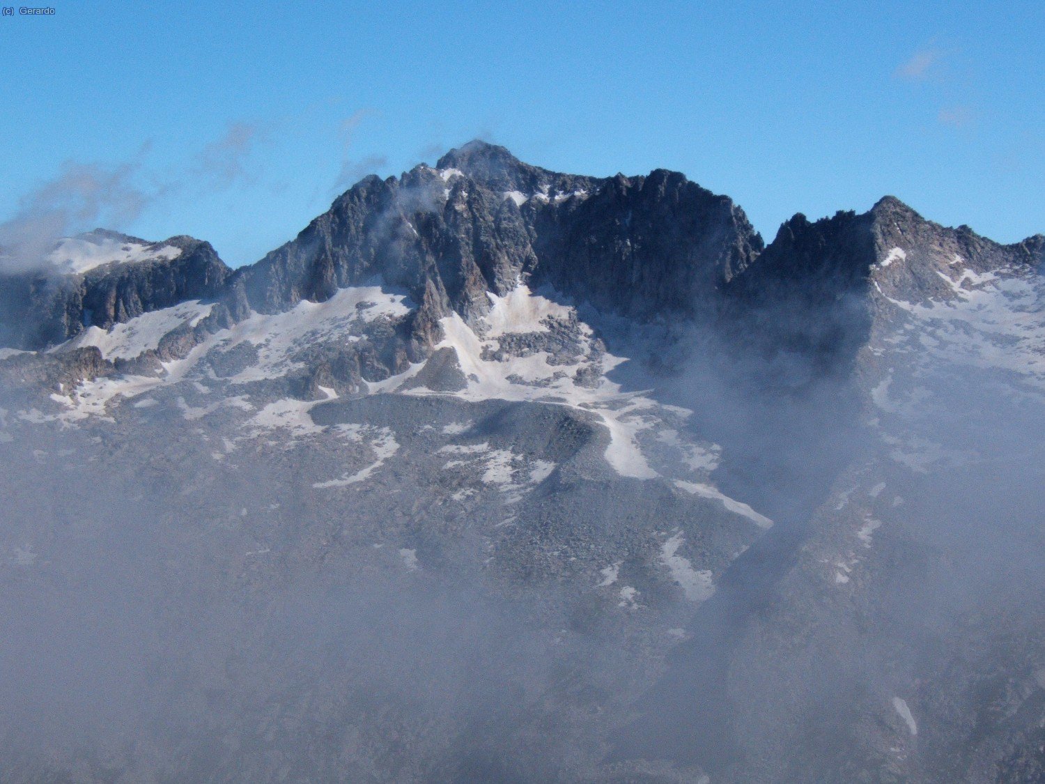 Y aqu&iacute; Aneto. Como veis, pasaban constantemente jirones nubosos que no permit&iacute;an grandes panoramas de una sola vez.