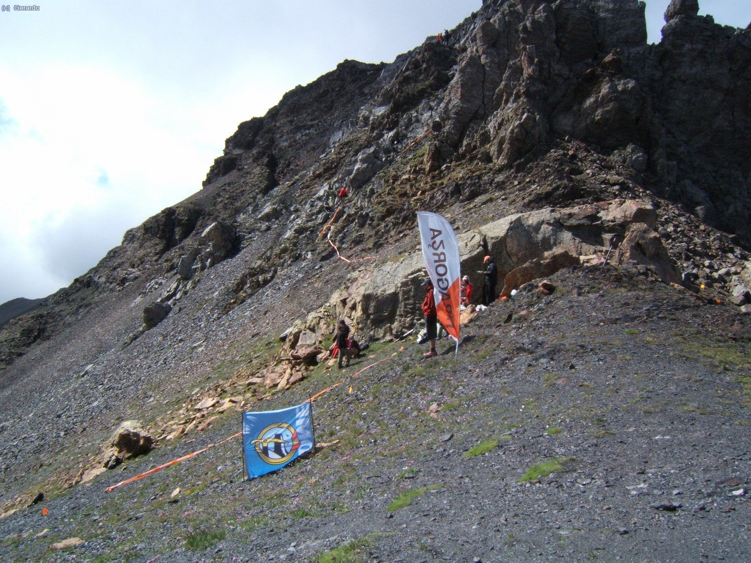 El coll de Llauset con el despliegue del puesto de control y asistencia de la marat&oacute;n de los Skygames. Ei, 3.000 metros positivos de desnivel, m&aacute;s 3.000 para abajo, y 42 kil&oacute;metros, poca broma....!!!