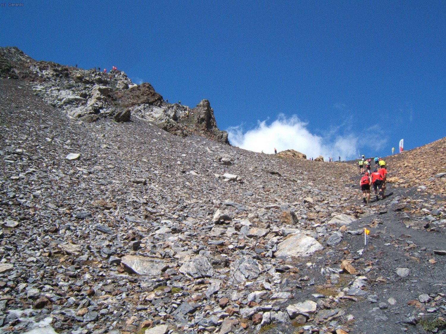 El rosario de corredores remontando hacia el coll de Llauset.