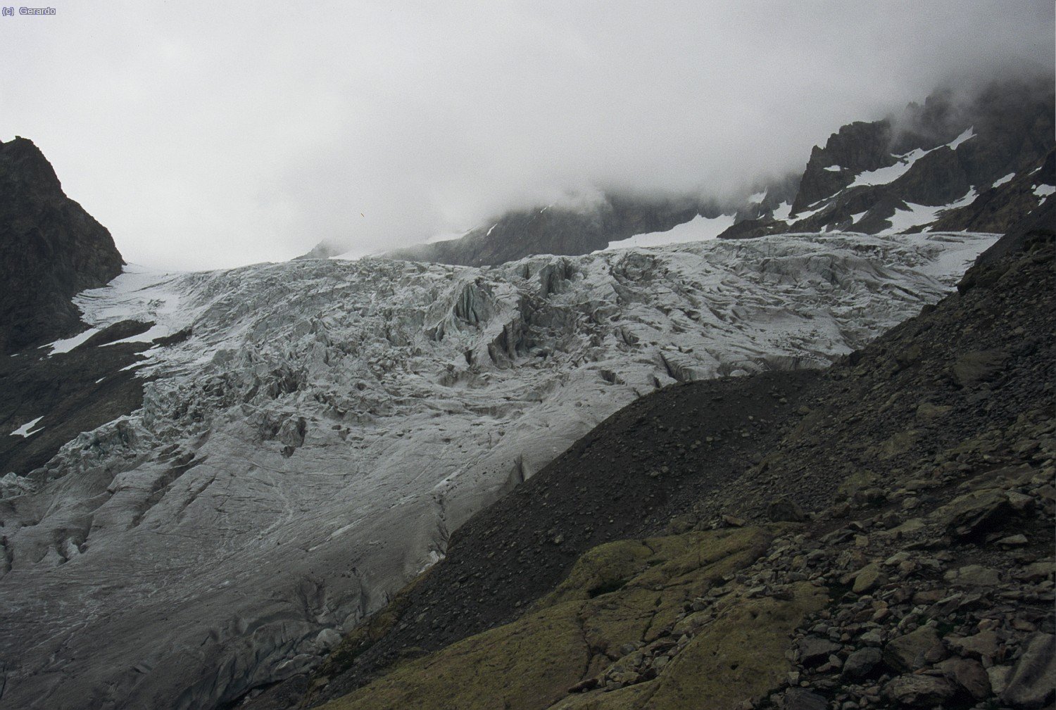 Remontando junto al glaciar.