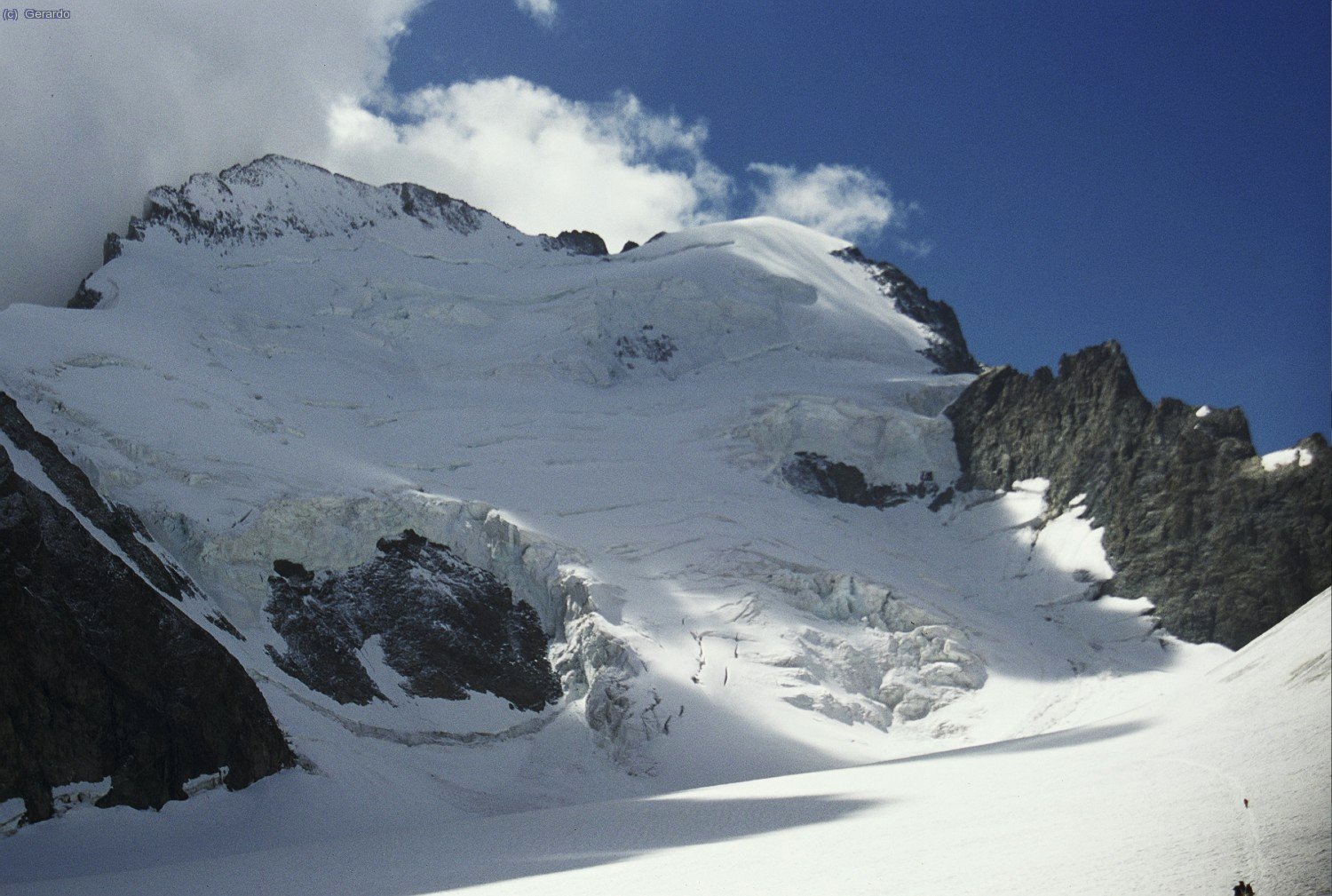 Soberbio el flanco norte de los Ecrins, &iquest;verdad? A la izquierda, m&aacute;s alta, La Barre, y a la derecha la c&uacute;pula resplandeciente del Dome.