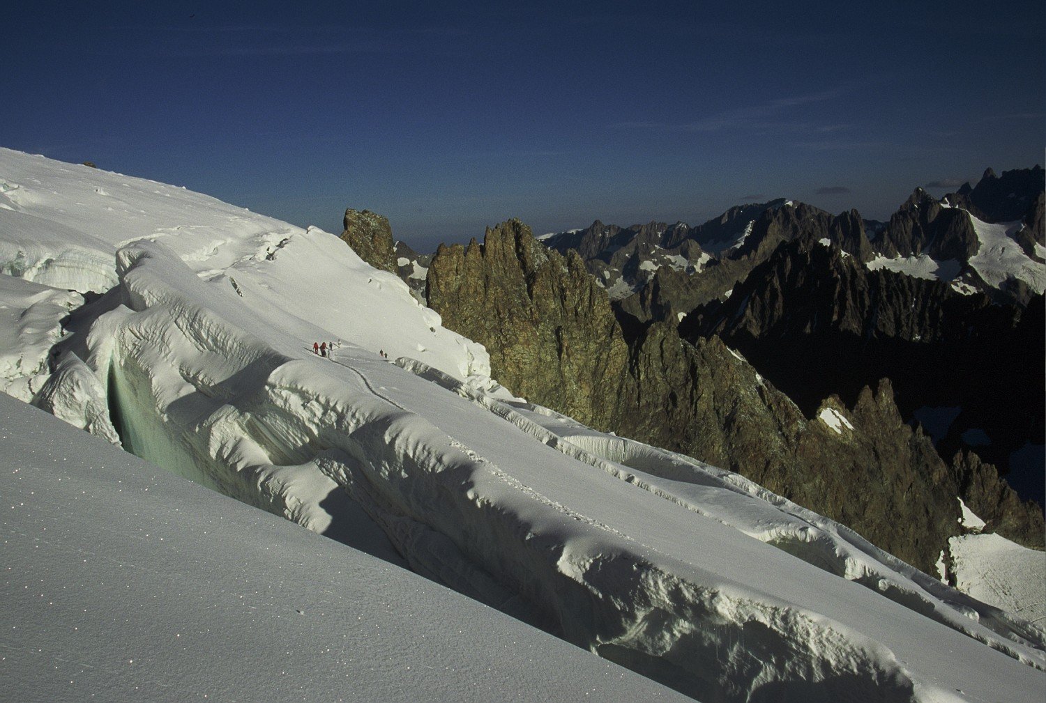 Hab&iacute;a estado ya en Jungfraujoch, y adem&aacute;s en invierno, pero &eacute;sta era la primera vez que pateaba un flanco glaciar y alucinaba con sus grietas.