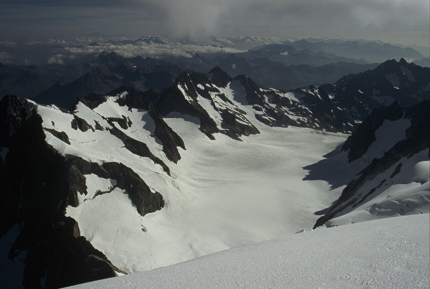 El Glacier Blanc, extendiéndose hacia el este, impresionante...