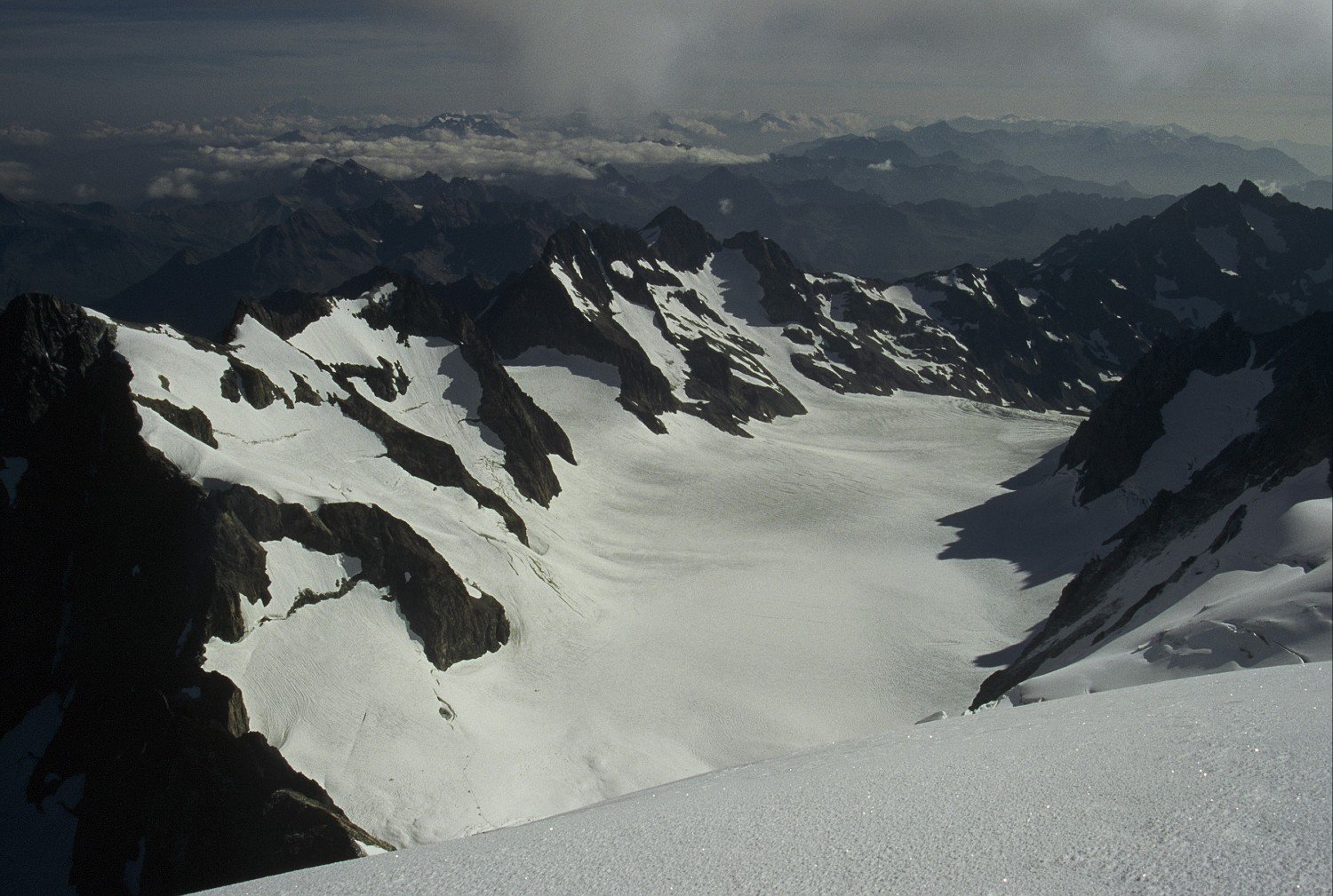 El Glacier Blanc, extendi&eacute;ndose hacia el este, impresionante...
