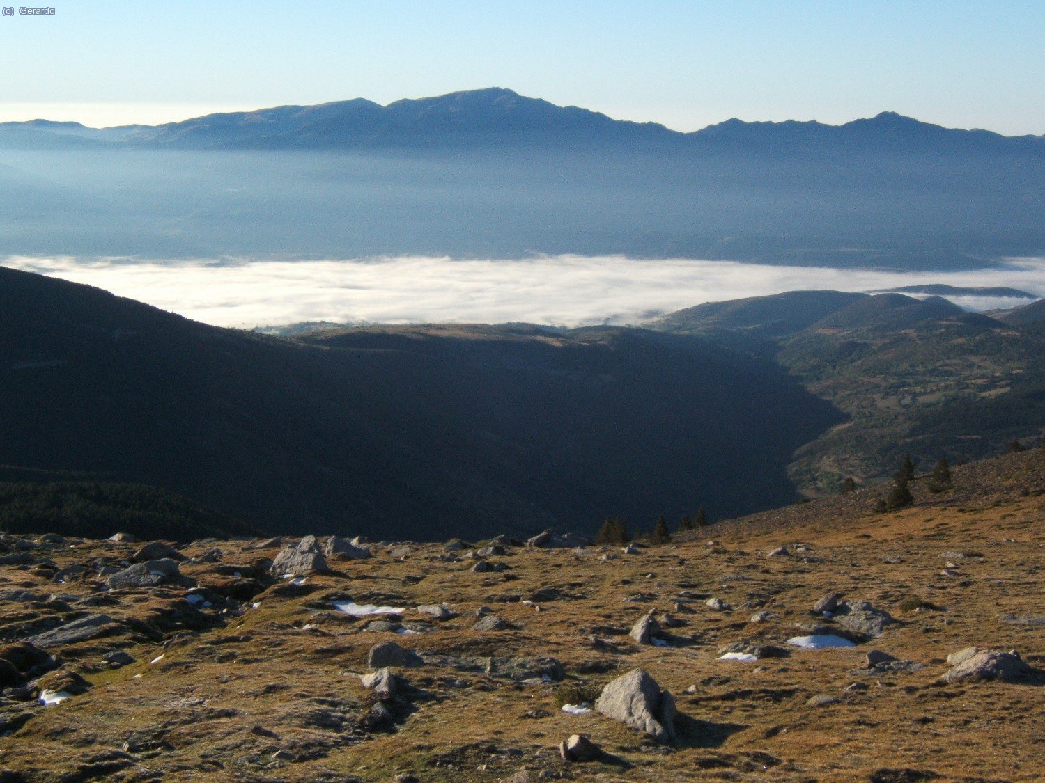 La Cerdanya va quedant en baix, enlluernada pel sol...