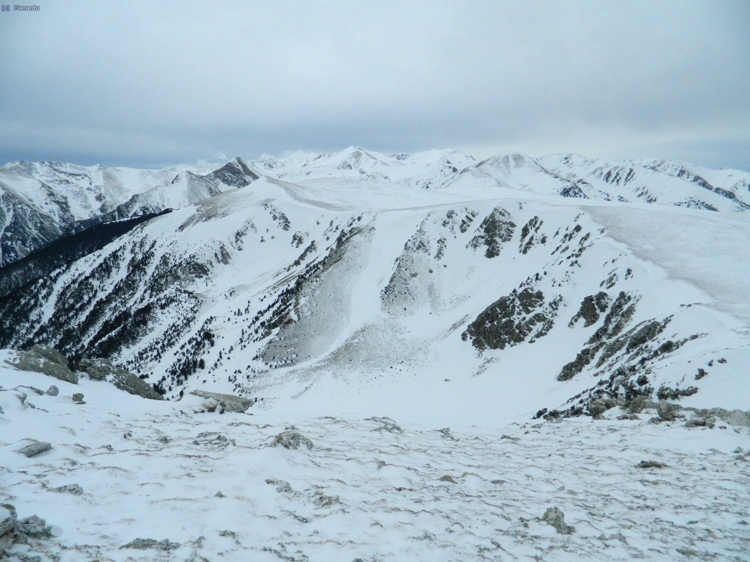 Empezamos a bajar por la normal. Otra vez el &aacute;ngulo noroeste de Ulldeter.
