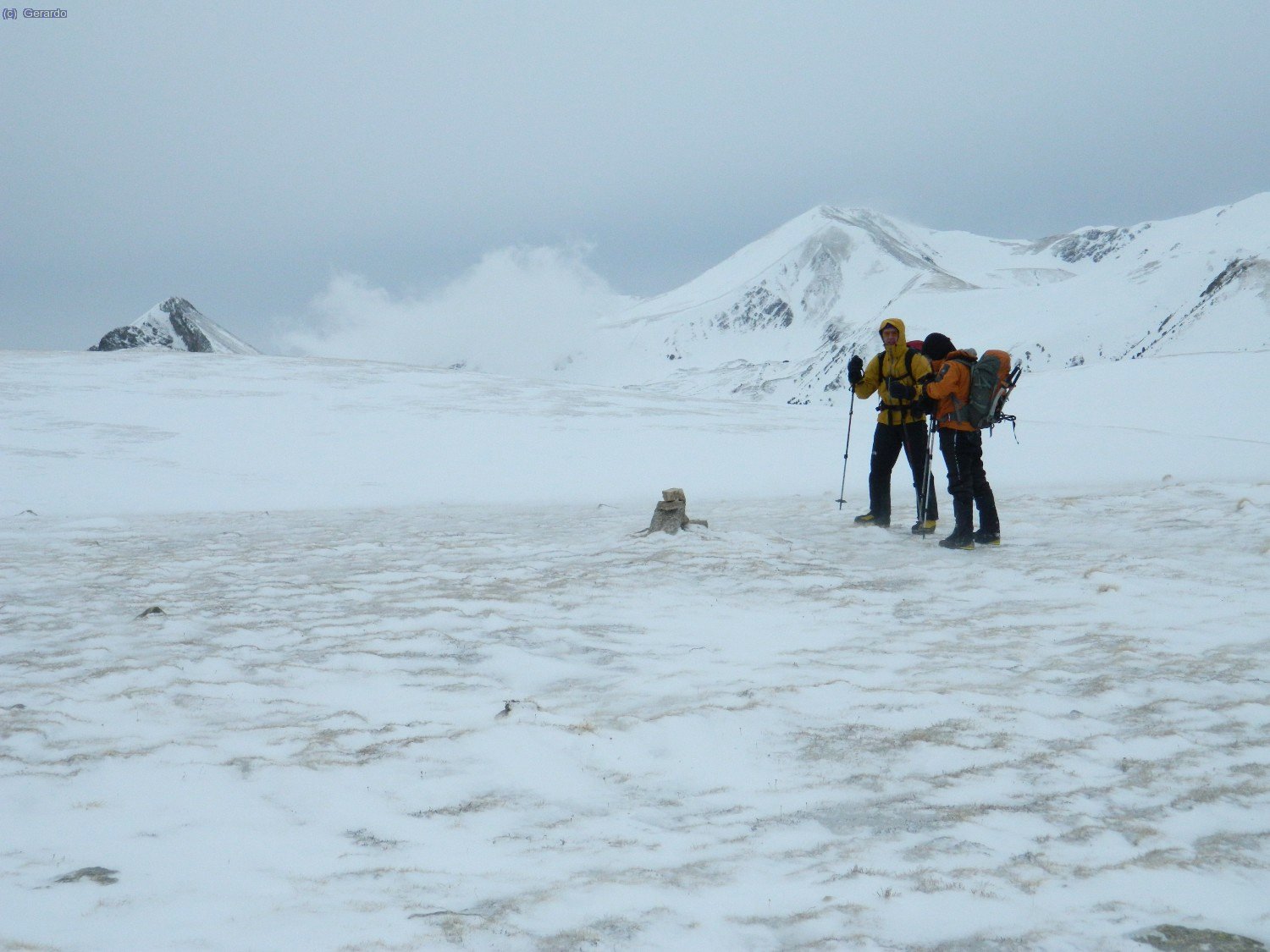 Vamos volviendo por estos inh&oacute;spitos altiplanos de Coma Ermada. Cada vez hay m&aacute;s viento...