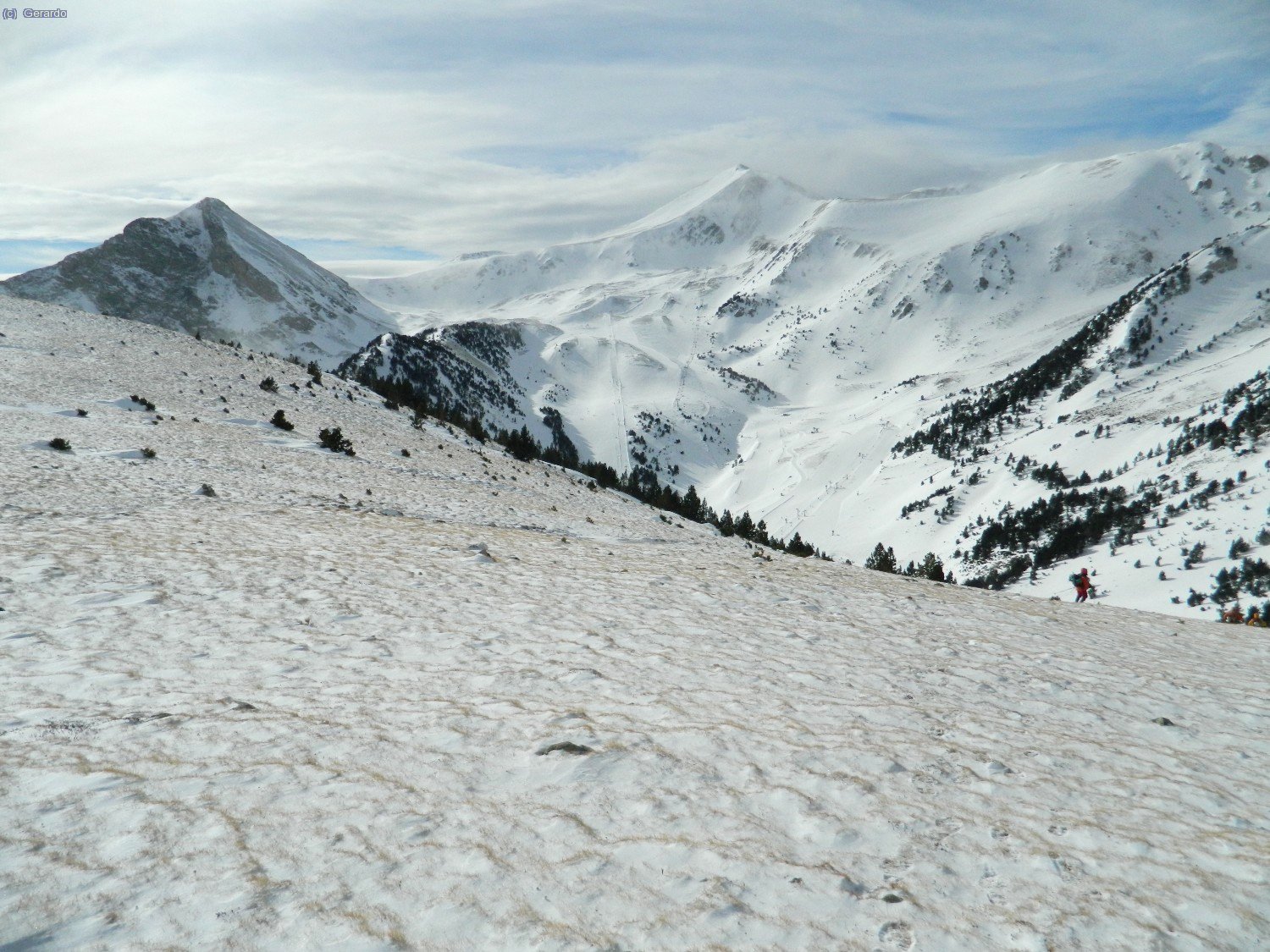 Y desde la Portella empezamos a bajar hacia Vallter, algo m&aacute;s guarecidos del aire...