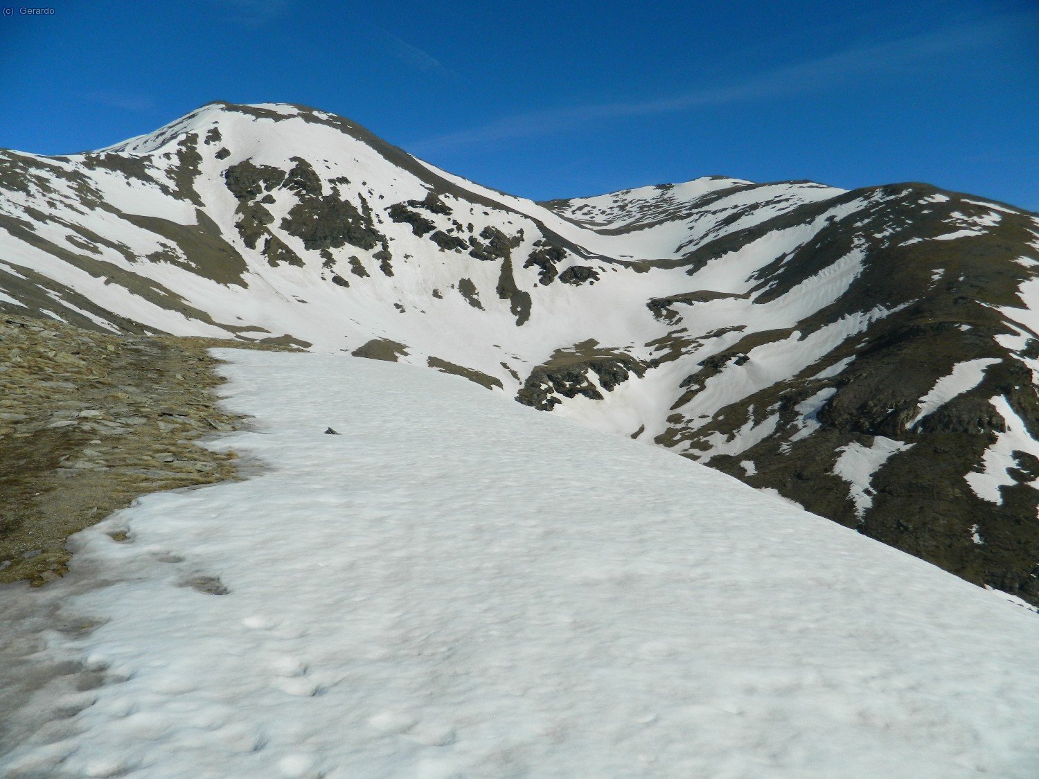 Des del Cim de la Dou. A la dreta del cim, en baix, la Coma de Fontalba.