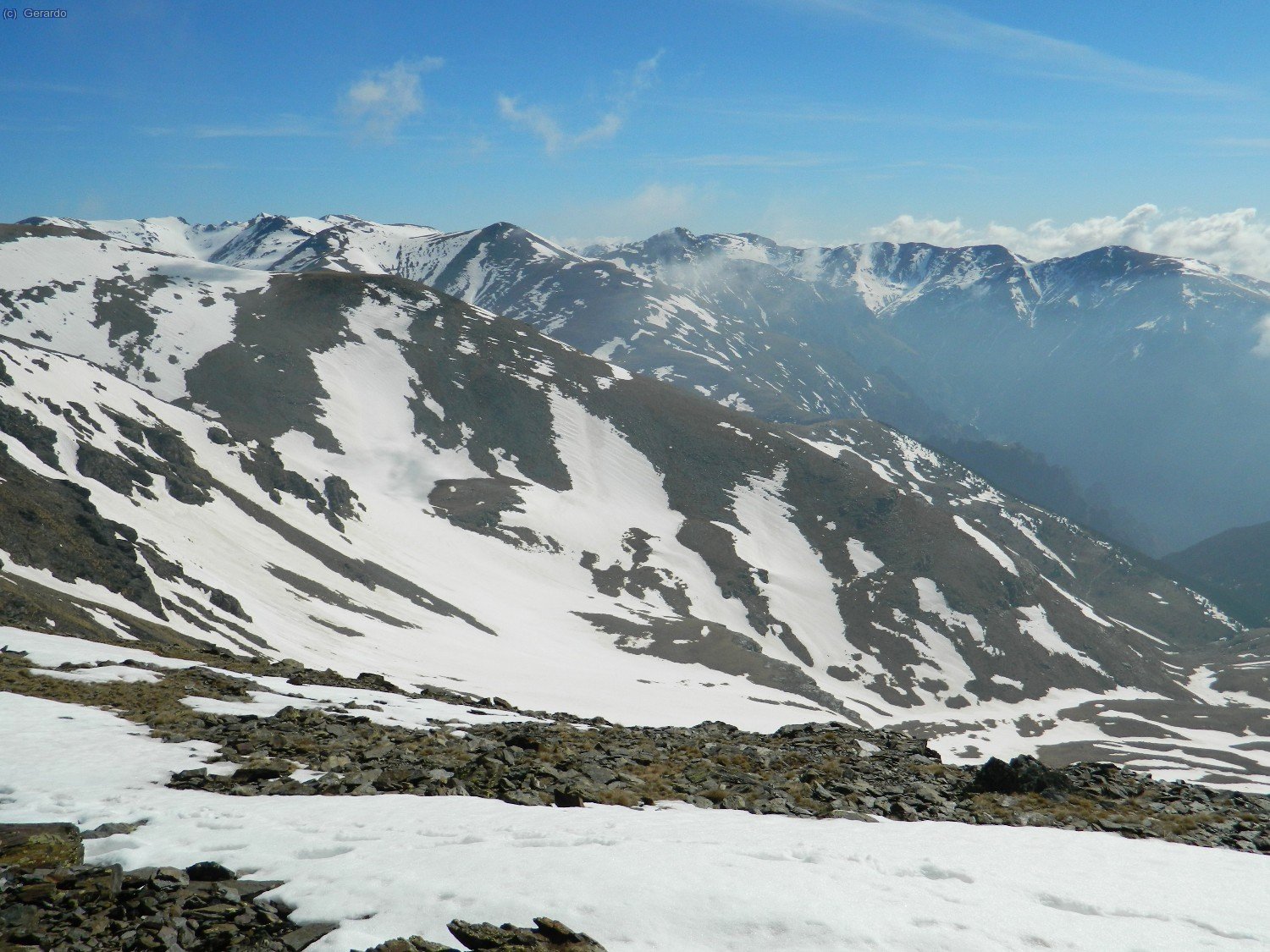 I ja en el sector horitzontal de la cadena, just abans de la pujada final. Als peus la Coma de Fontalba, i al fons des de Balandrau i Pastuira a Torreneules.