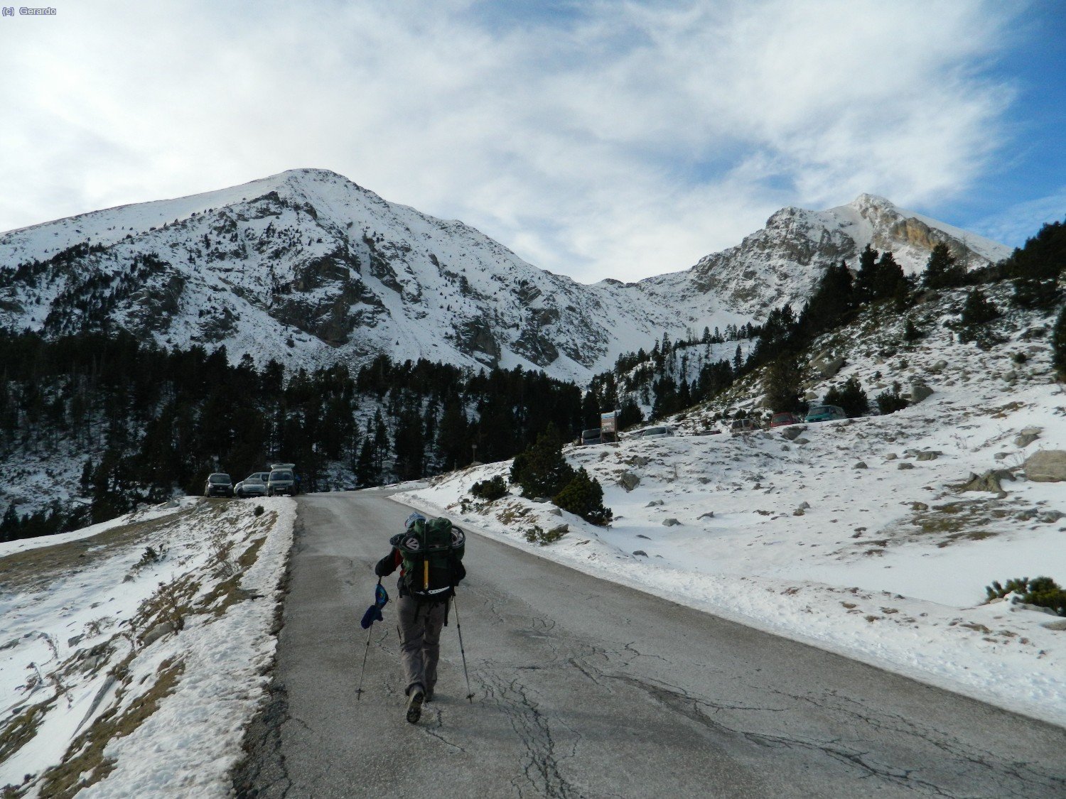 All&iacute; al fondo est&aacute; nuestra "l&iacute;nea m&aacute;gica", entera de izquierda a derecha entre el Gra de Fajol Petit i el Gran.