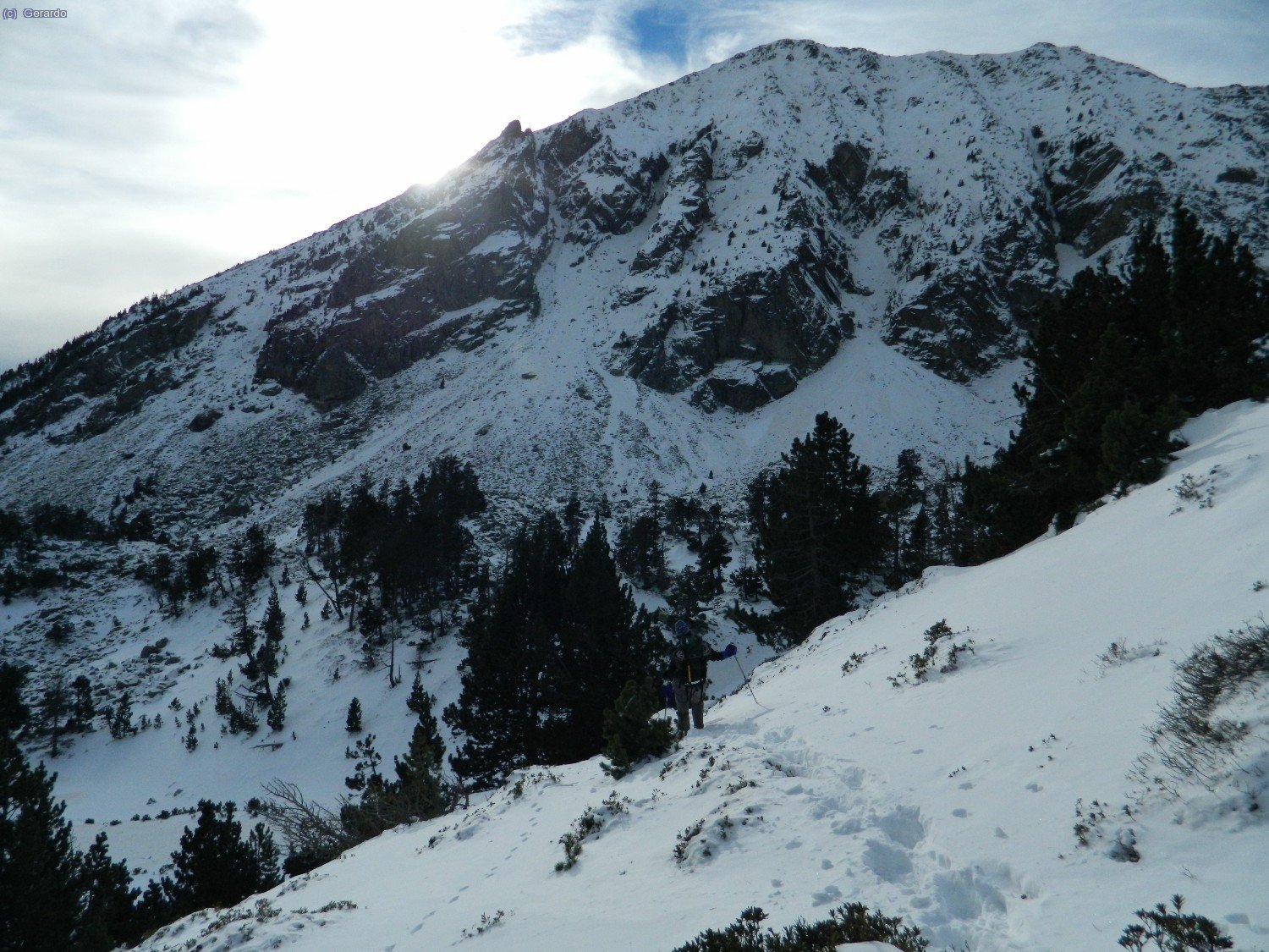 Nos vamos aproximando a la base del Petit. Nuestra ruta, el "Pas dels Isards", es la rampa blanca a la izquierda, que nos permitir&aacute; ascender al lomo final y a la cima.