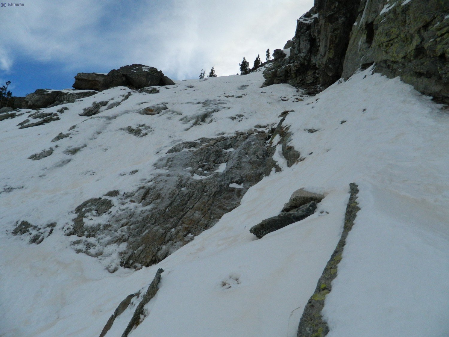 Aqu&iacute; la parte m&aacute;s empinada. Progresamos sobre esta nieve dura y muy segura por la rampa de la derecha, al pie de la pared.