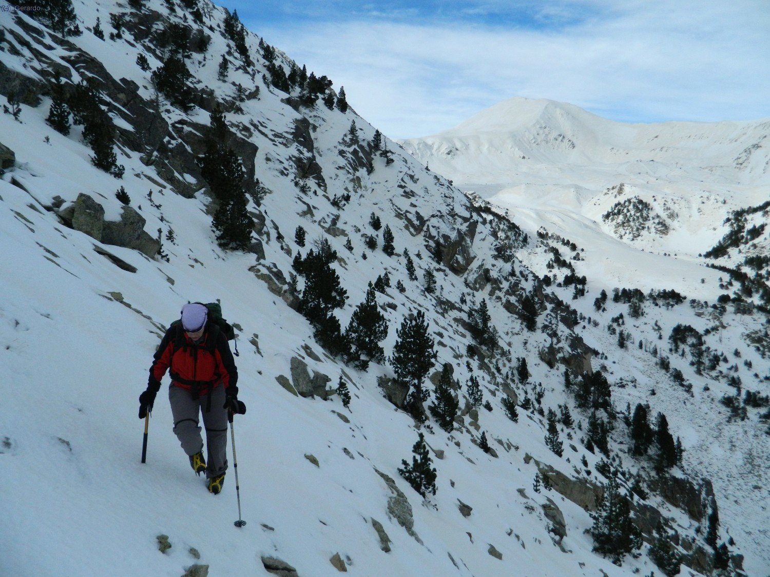 Por encima del pas, flanqueamos un poquito y enseguida tiramos para arriba.