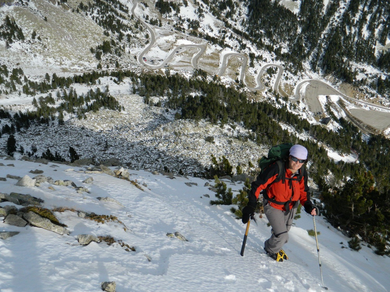 Aqu&iacute; ya hemos ganado el filo del lomo y nos da por fin el sol. Al fondo la carretera de Vallter.