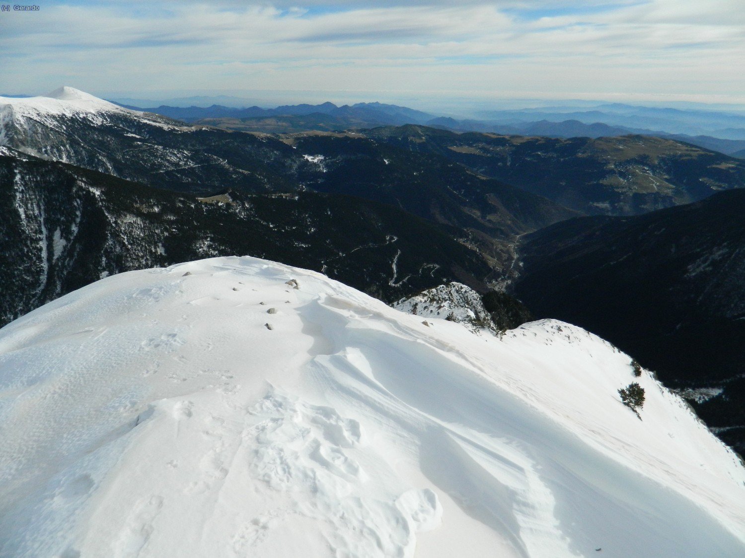 Hacia el este, las comarcas de Girona a nuestros pies, hasta el mar...