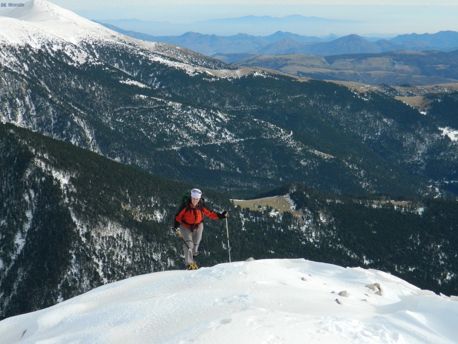 Mati llegando a la cima, con el Costabona a la izquierda y el golfo de Roses al fondo.