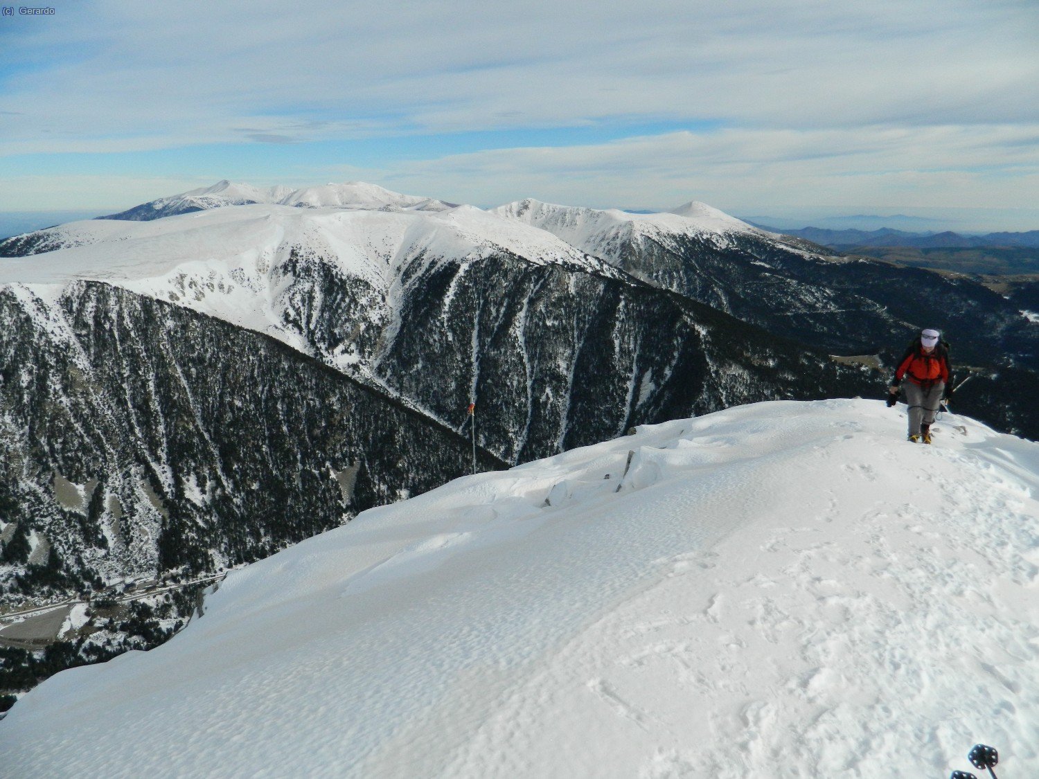 Panorama amplio hacia el este, con Lo Rei Canig&oacute; al fondo de todo.