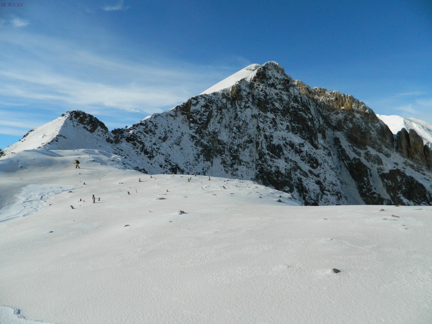 El amplio collado en la cota m&aacute;s baja de la arista.