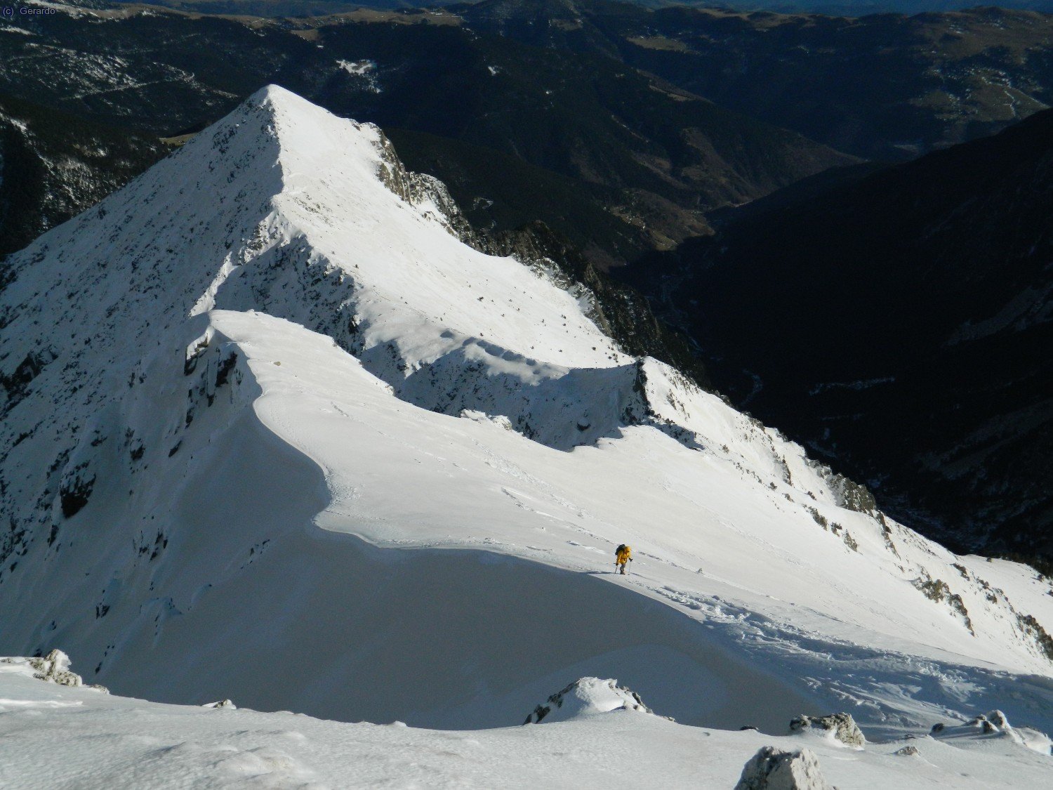 Toda la l&iacute;nea de arista desde el Petit, espectacular.