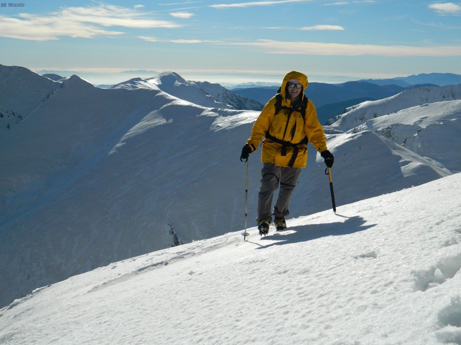 Mati llegando. Al fondo Balandrau, y al fondo del todo, lejana, Montserrat.