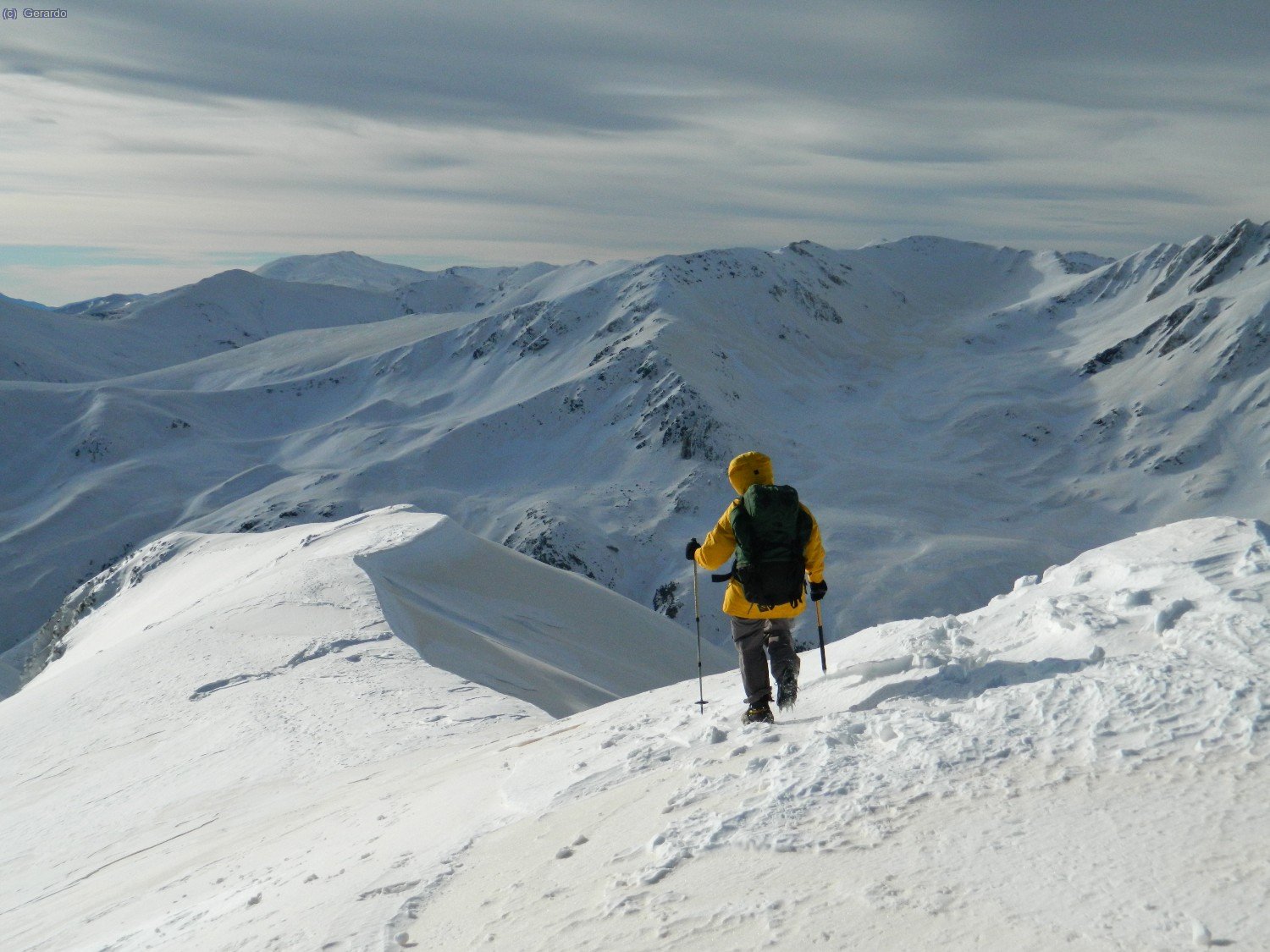 Empezamos a bajar por la normal hacia el Coll de la Marrana. Al fondo a la izquierda, el Puigmal.