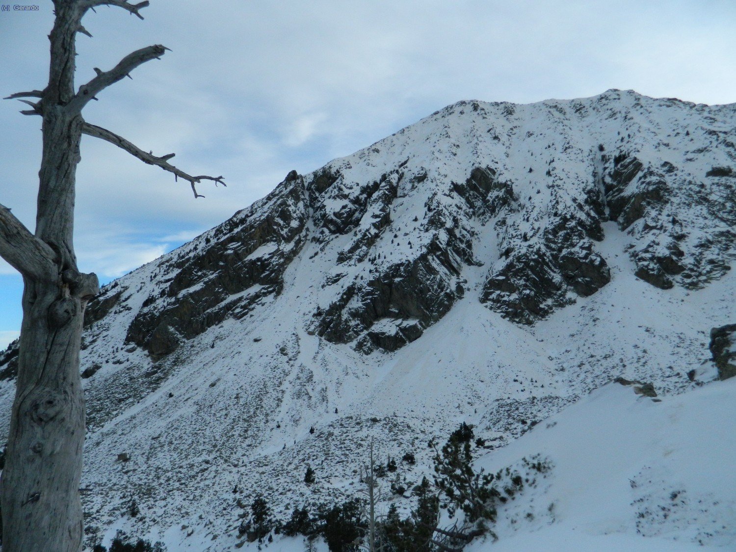 Y desde el refugio, otra vez el Petit tomado desde su base, con las canales de su cara norte y nuestra ruta a la izquierda del todo, la rampa que aparece pegada al &aacute;rbol. 