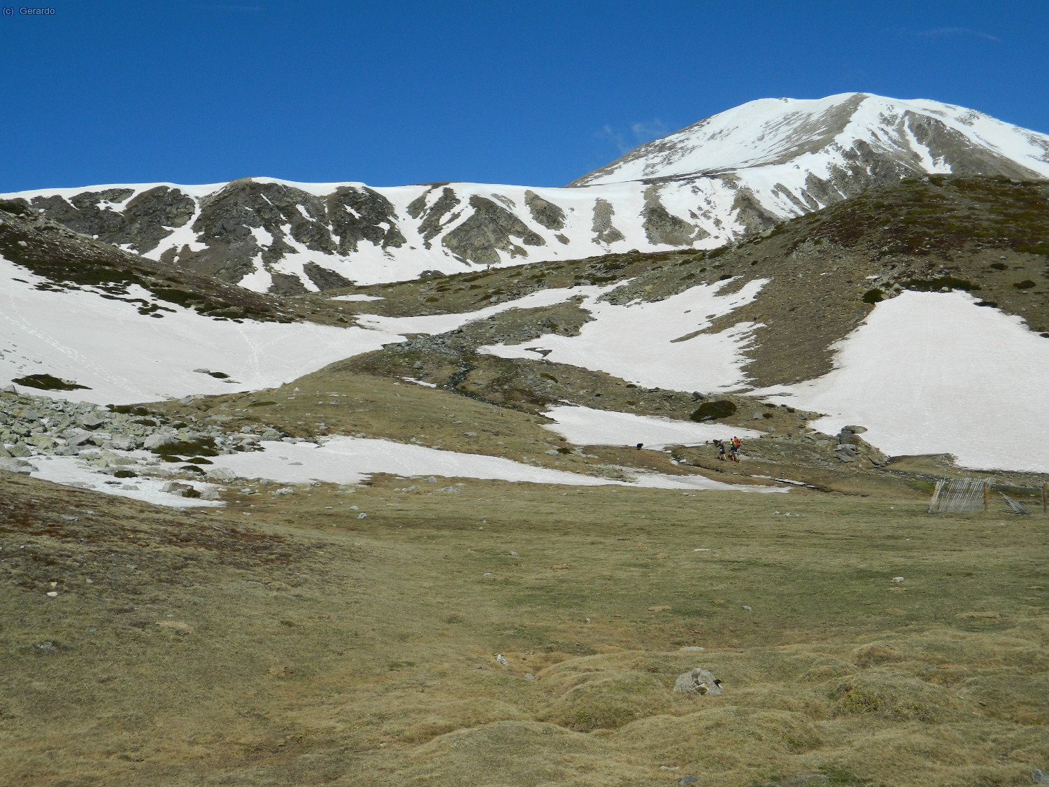 Camí del Coll de la Marrana, al fons a la dreta el Bastiments.