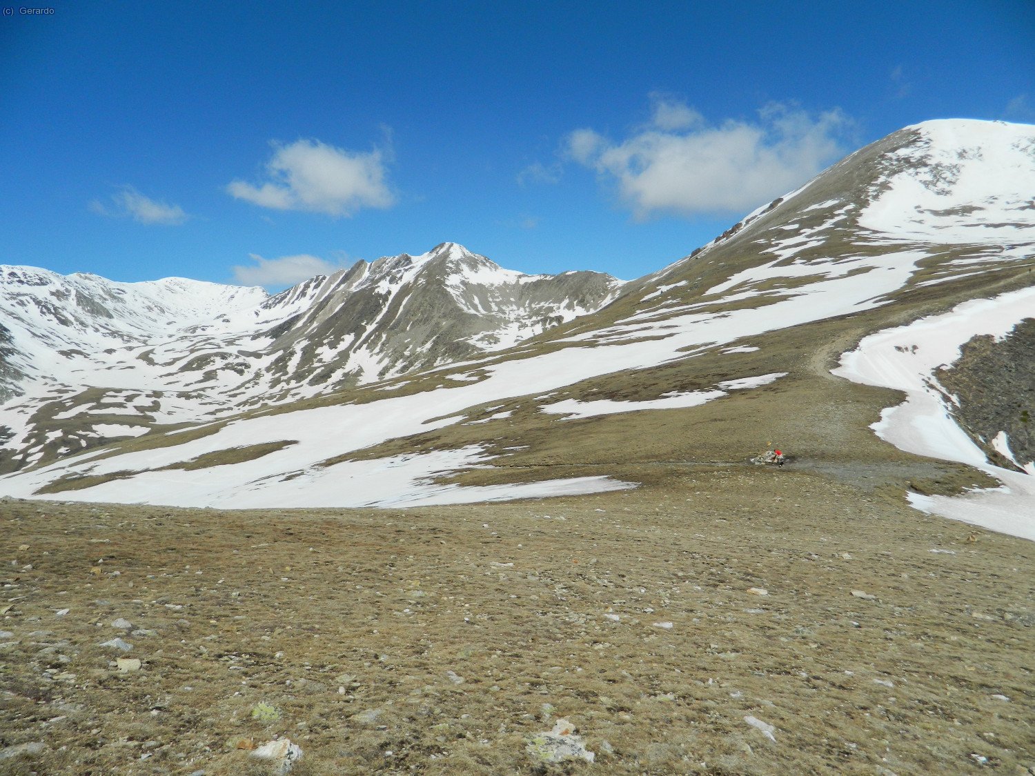 I al coll, mirant cap al nordoest: a la dreta el Bastiments, i al centre el nostre objectiu, Freser-Infern.