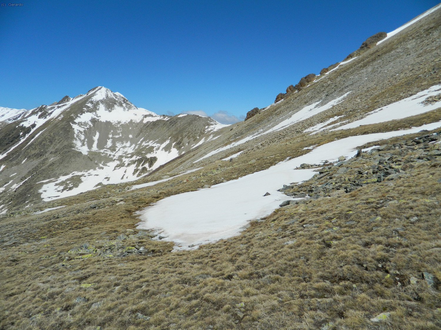 Aquí comencem el flanqueig, bastant incordiant, cap al Coll de les Comes de Mal Infern, al centre. A l