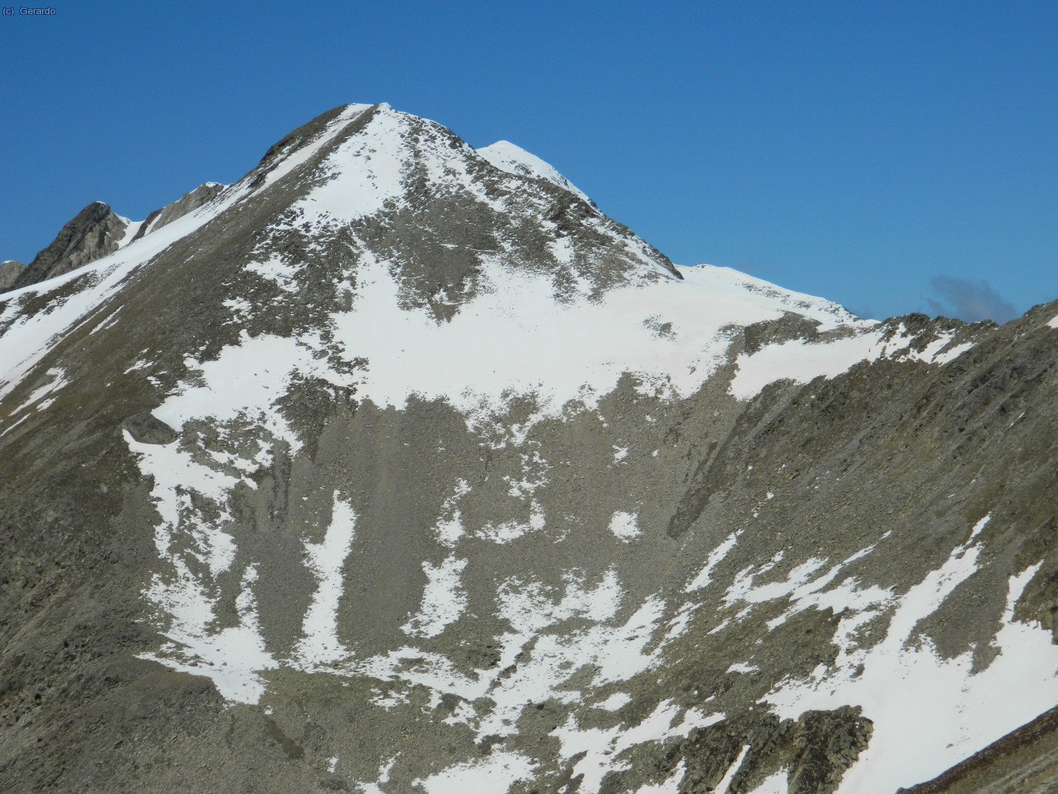 Un detall cap al Freser. Sobresurt lleugerament a la dreta el cim de l
