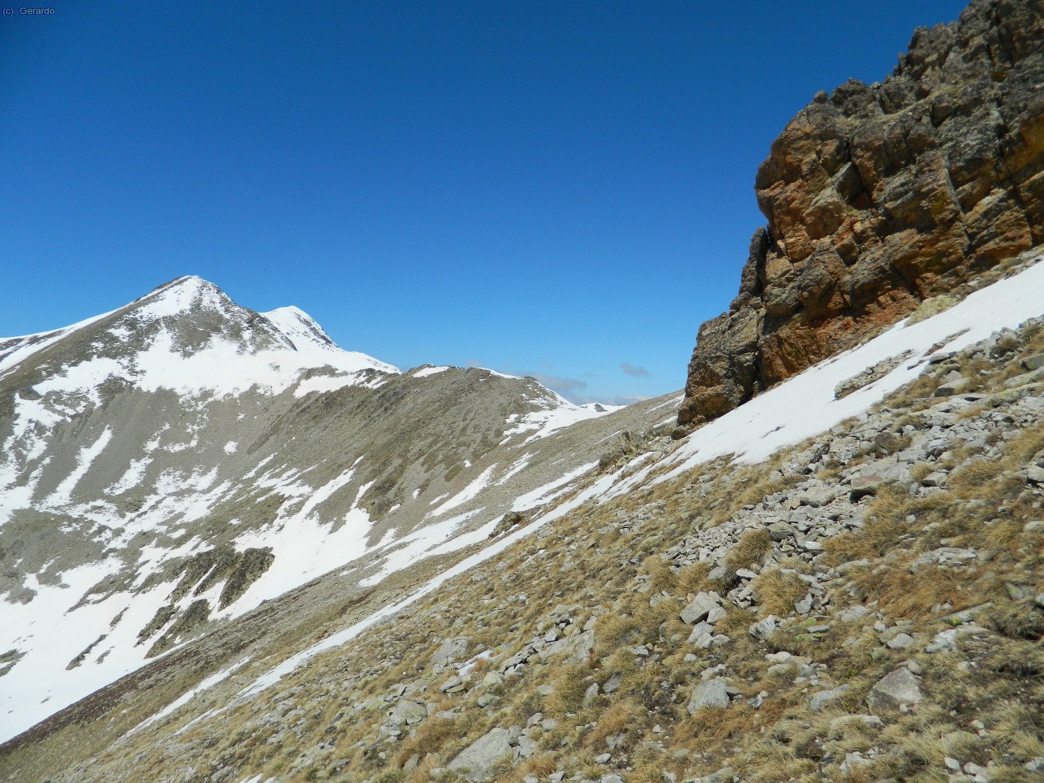 Continuem el flanqueig, ara gairebé al costat de les Arpelles del Freser, aquesta mena de rocs de la dreta...