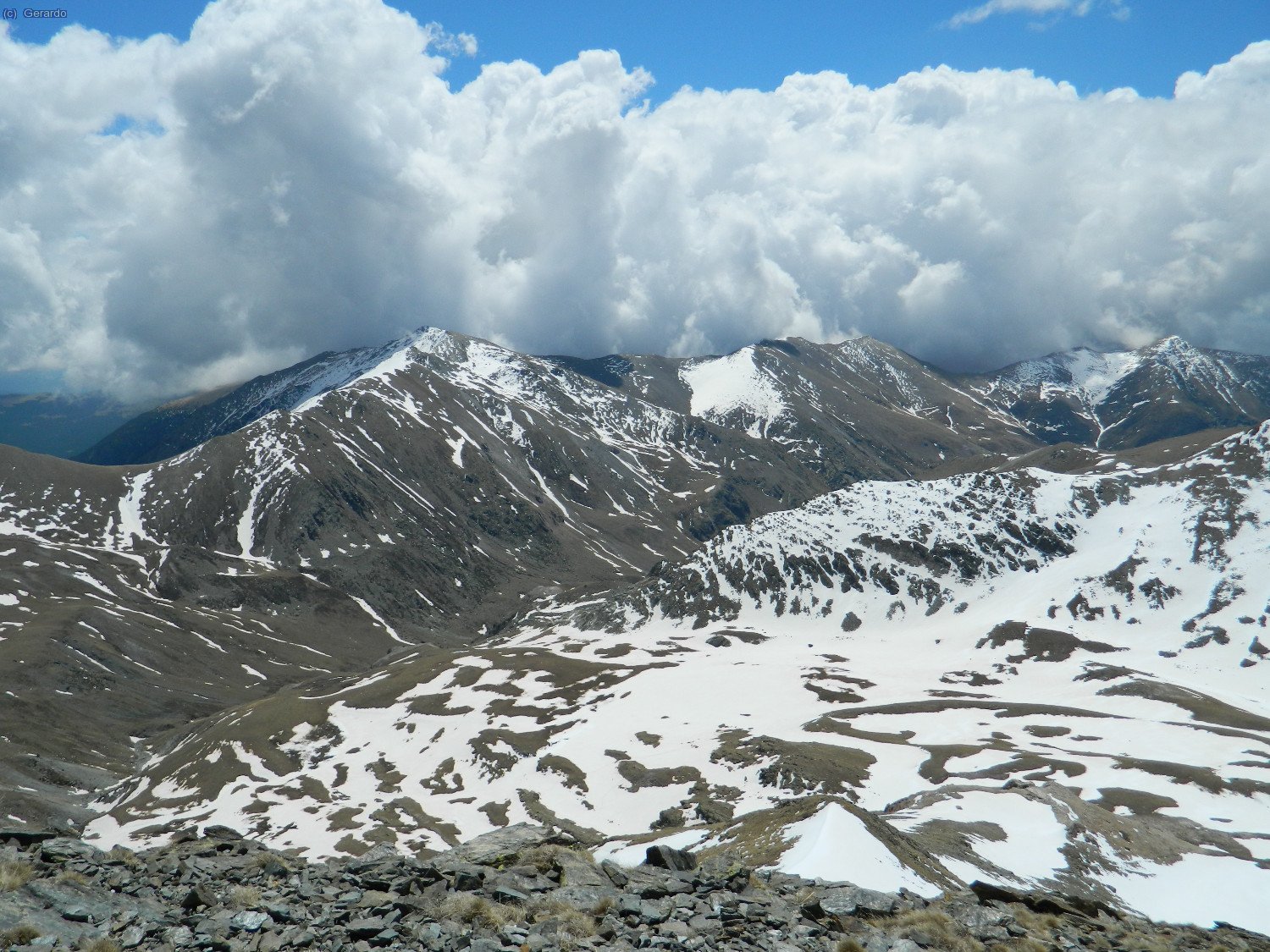 Al sud, la Coma del Freser, amb creixement ràpid de nuvolades...