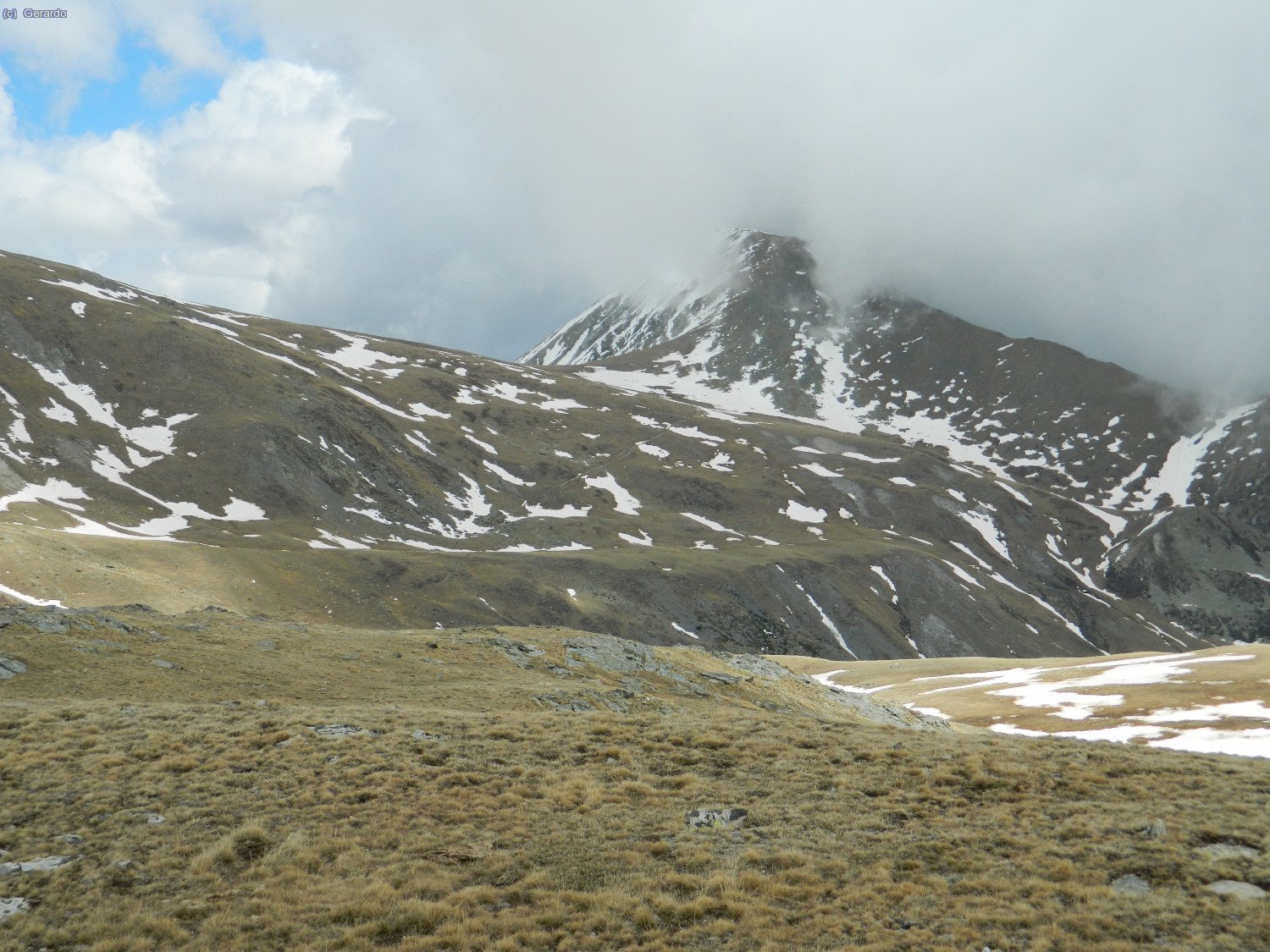 Al fons, el Coll de la Marrana, cap on anem, amb un tímid Gra de Fajol Gran a la dreta. 