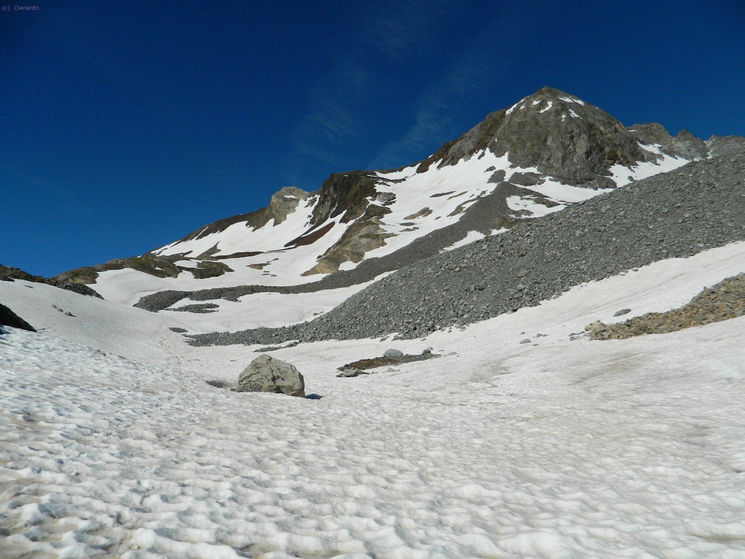 Ya estamos en el último valluco glacial bajo las cimas; aquí se ve el Pic Badet...