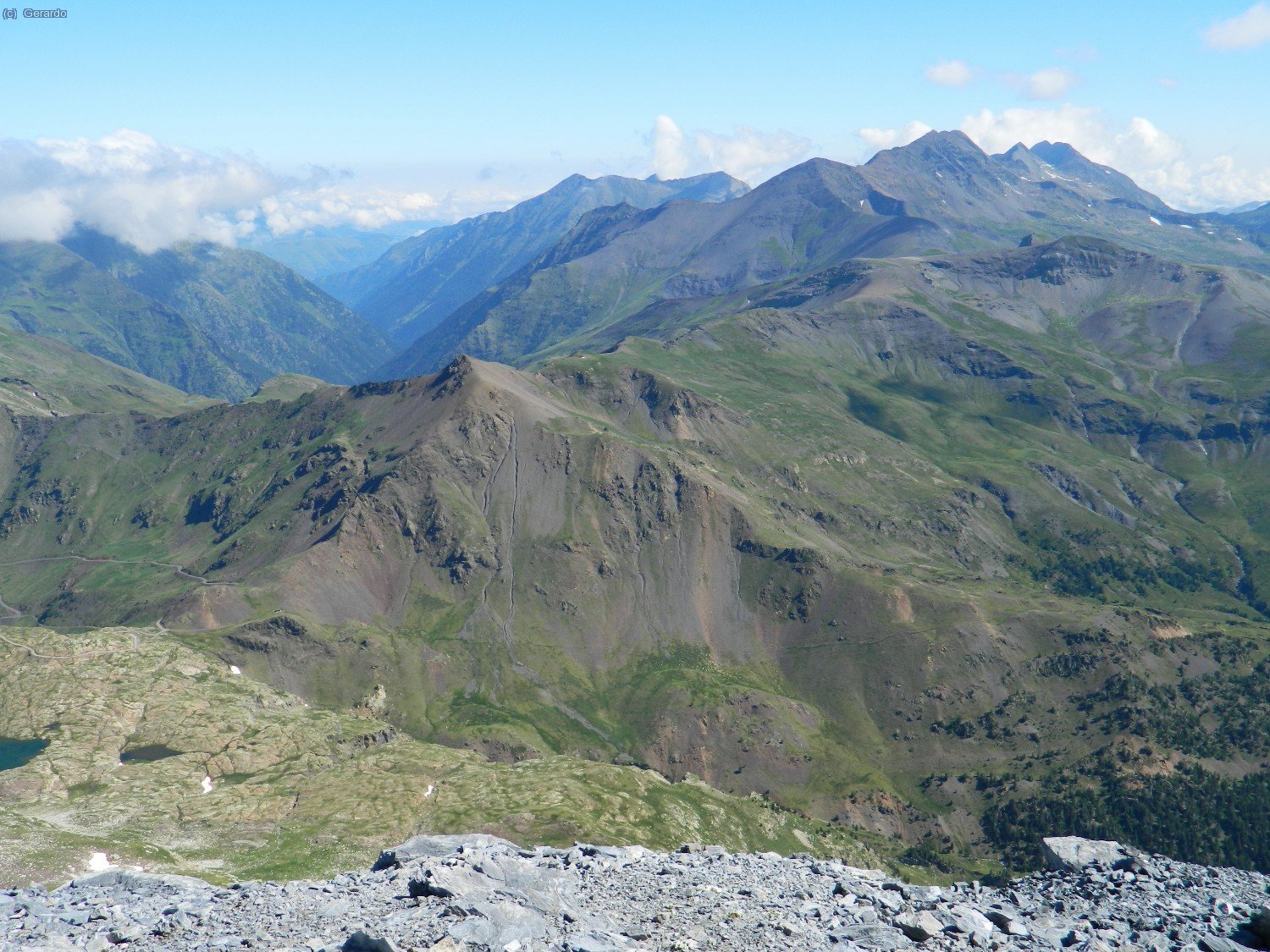 A norte, el Paso de los Caballos en bajo, el Pico de Ordiceto, y al fondo el Batúa y Guerreys.