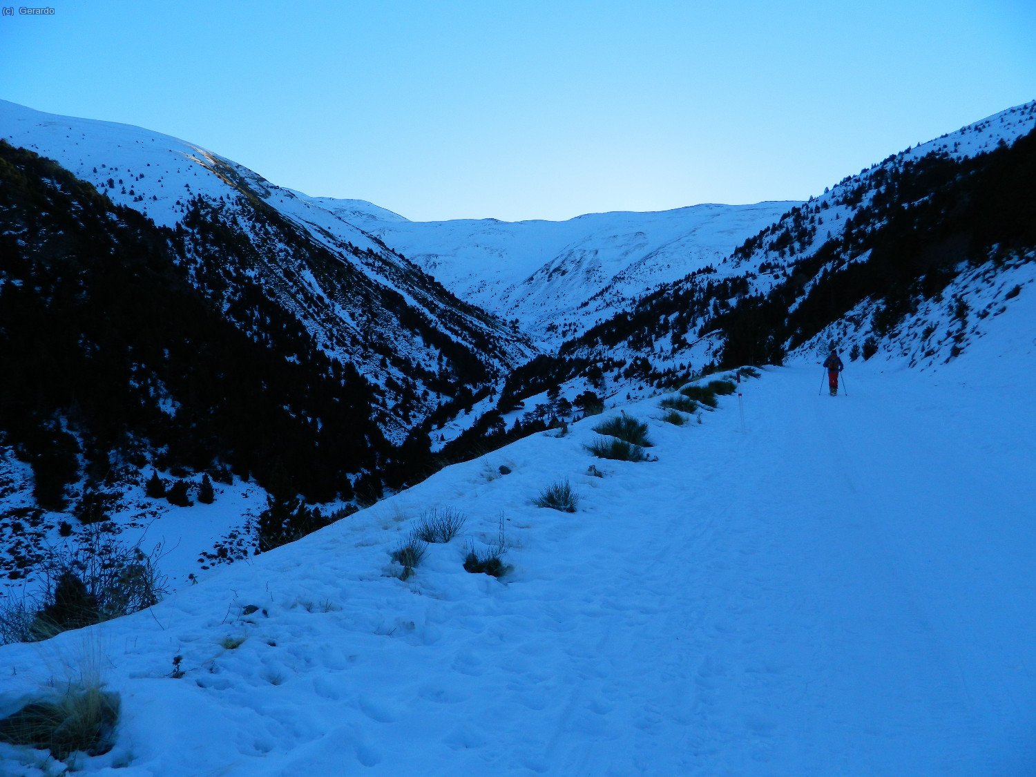 Por la larga carretera nevada, al fondo la zona del Puigmal... Se hace monótono...
