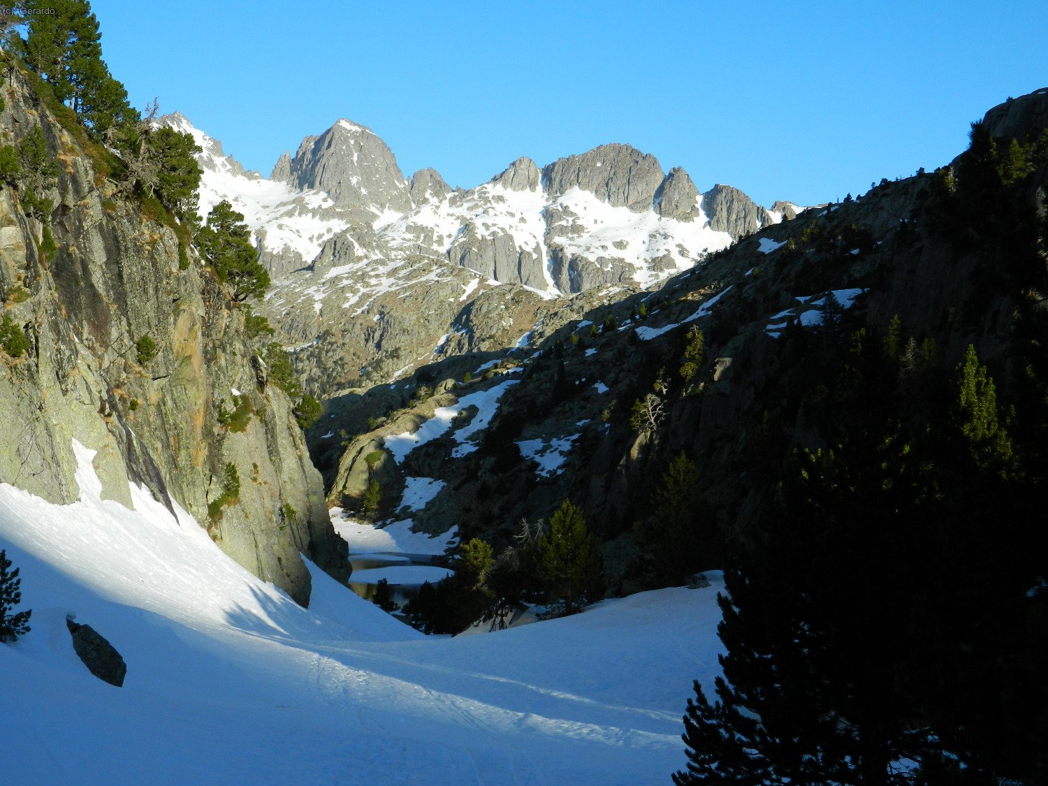Un vistazo hacia atrás, con las cimas de la Serra de Tumeneja al fondo.
