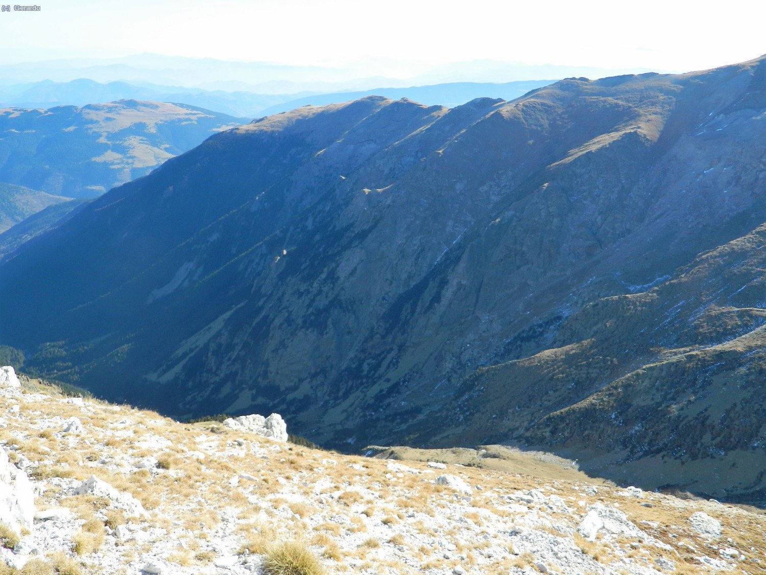 A sud, als peus la Coma de l