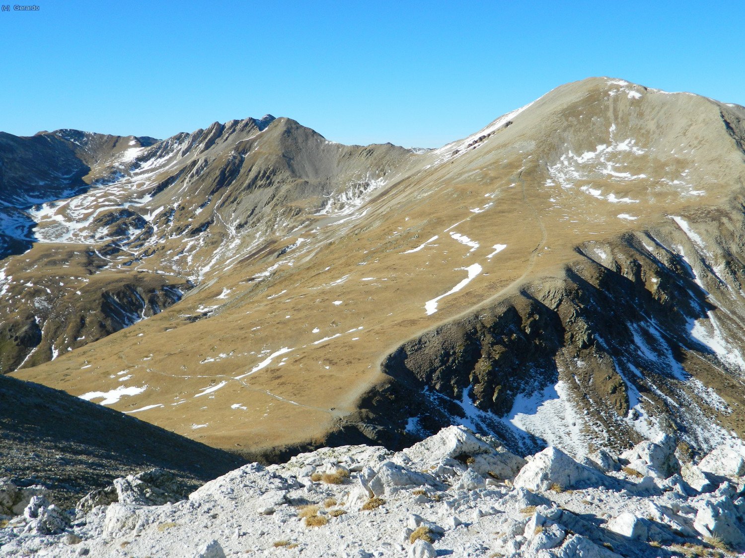 Infern-Bastiments, amb el Coll de la Marrana a sota.