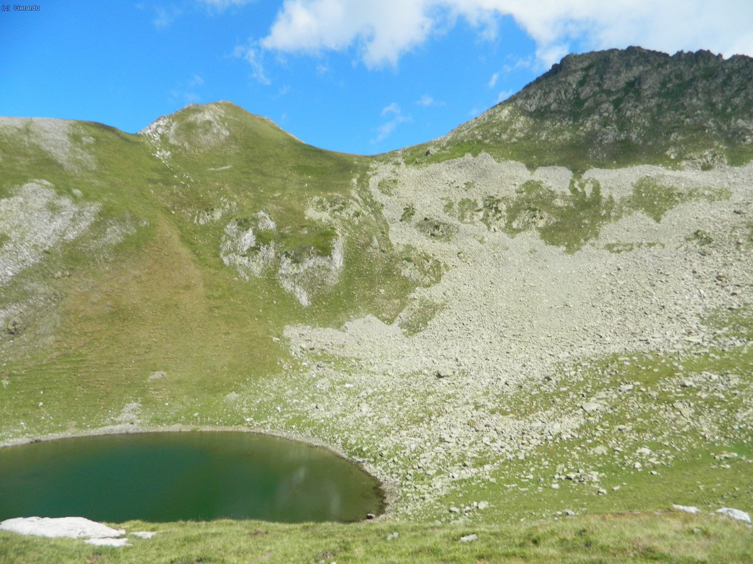La cima a la derecha, y toda nuestra ruta final de ascenso y descenso, con el estany de Arcoels.