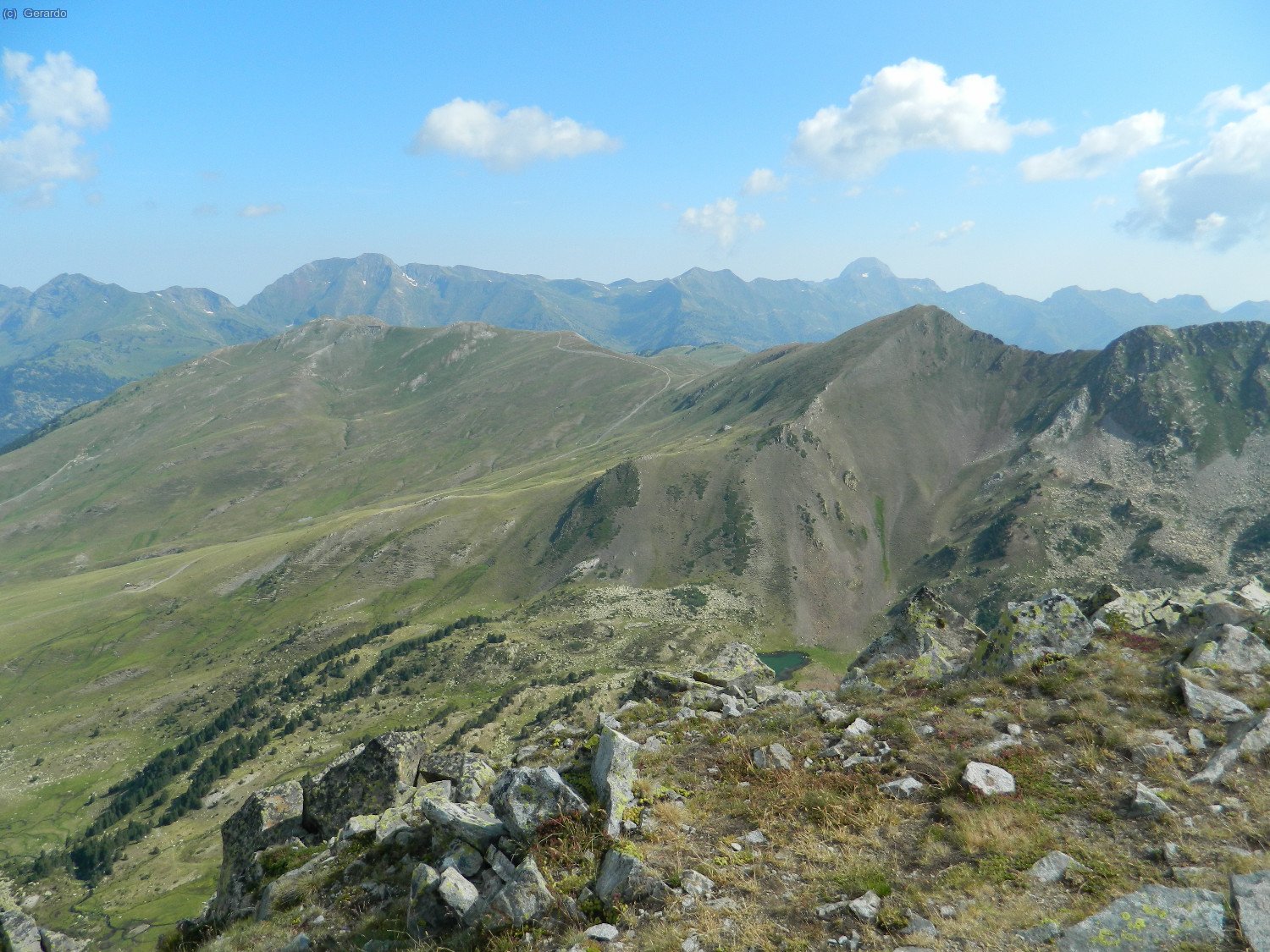 Vista a norte, con el Tuc de Barlonguera a la izquierda, y el gran Mont Valier a la derecha.