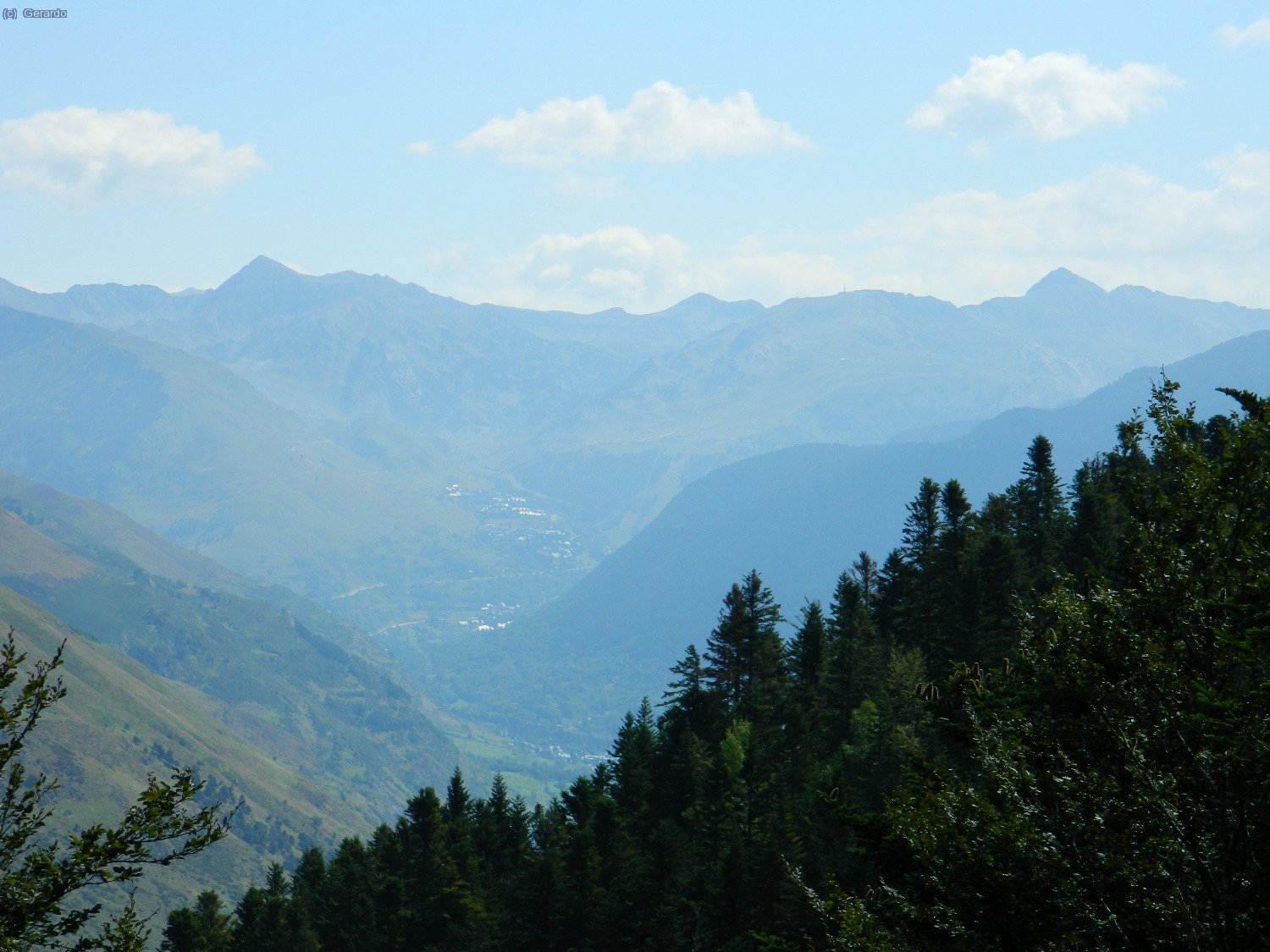 A la siguiente jornada, el Tuc de Baciver a la izquierda y el de la Llansa a la derecha, fotografiados desde una pista forestal por encima del pueblo de Casau.